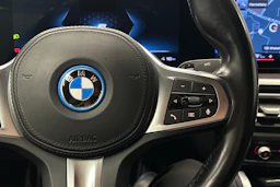 valkoinen BMW i4 2024 kuva 12.