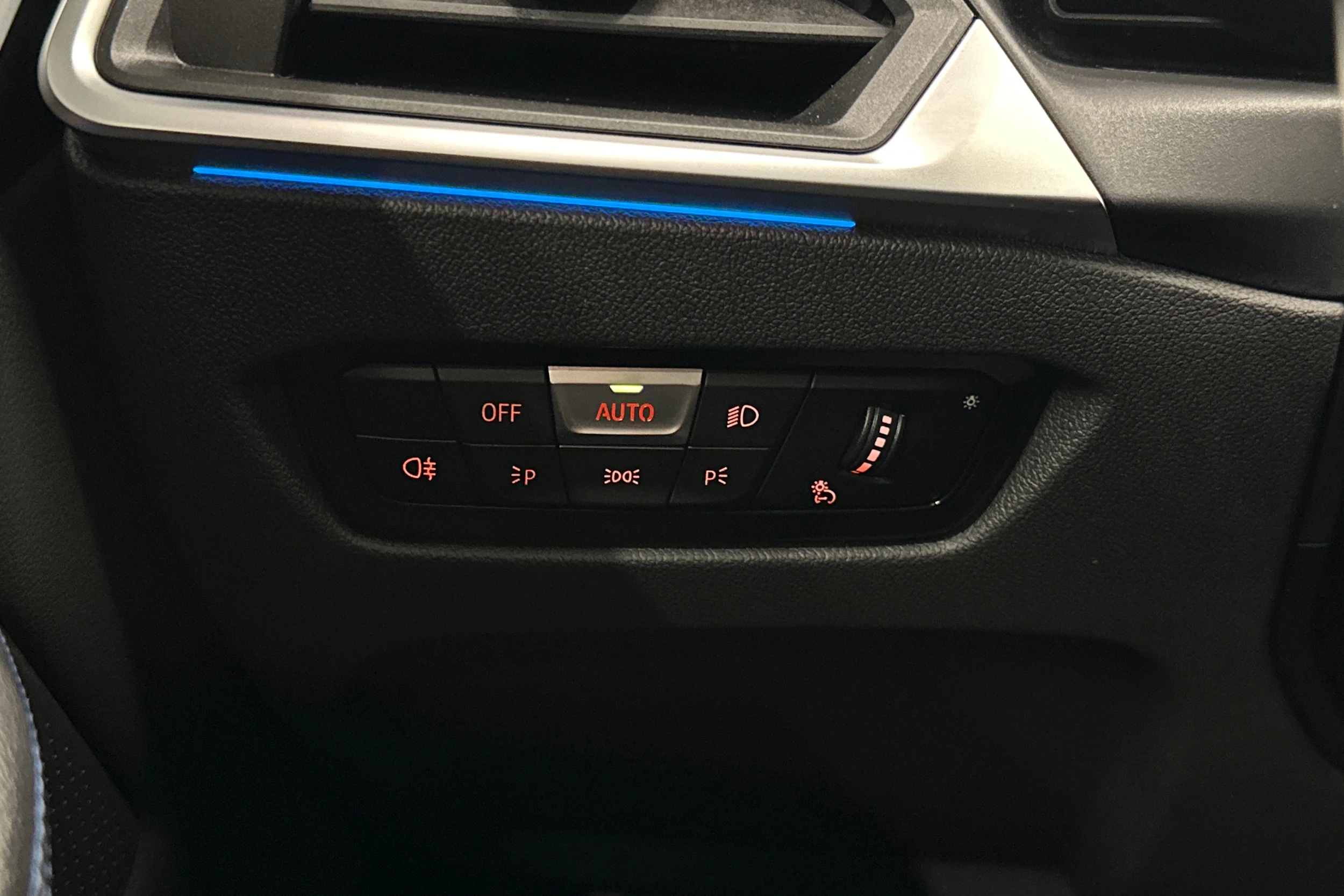 valkoinen BMW i4 2024 kuva 15.