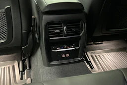 valkoinen BMW i4 2024 kuva 35.