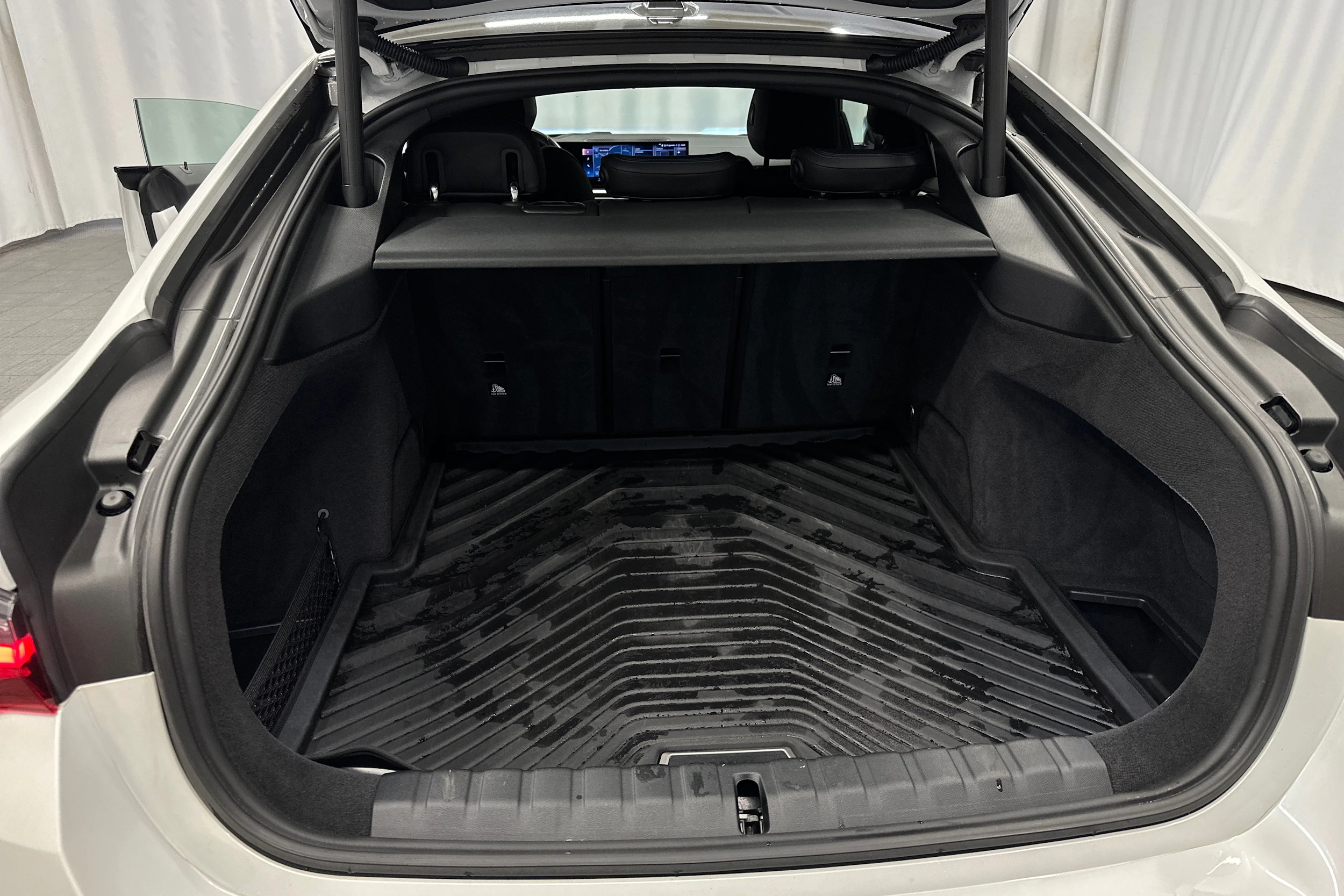 valkoinen BMW i4 2024 kuva 36.