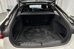 valkoinen BMW i4 2024 kuva 36.