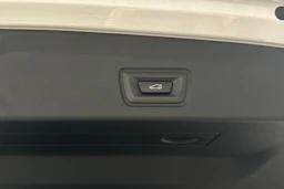 valkoinen BMW i4 2024 kuva 39.