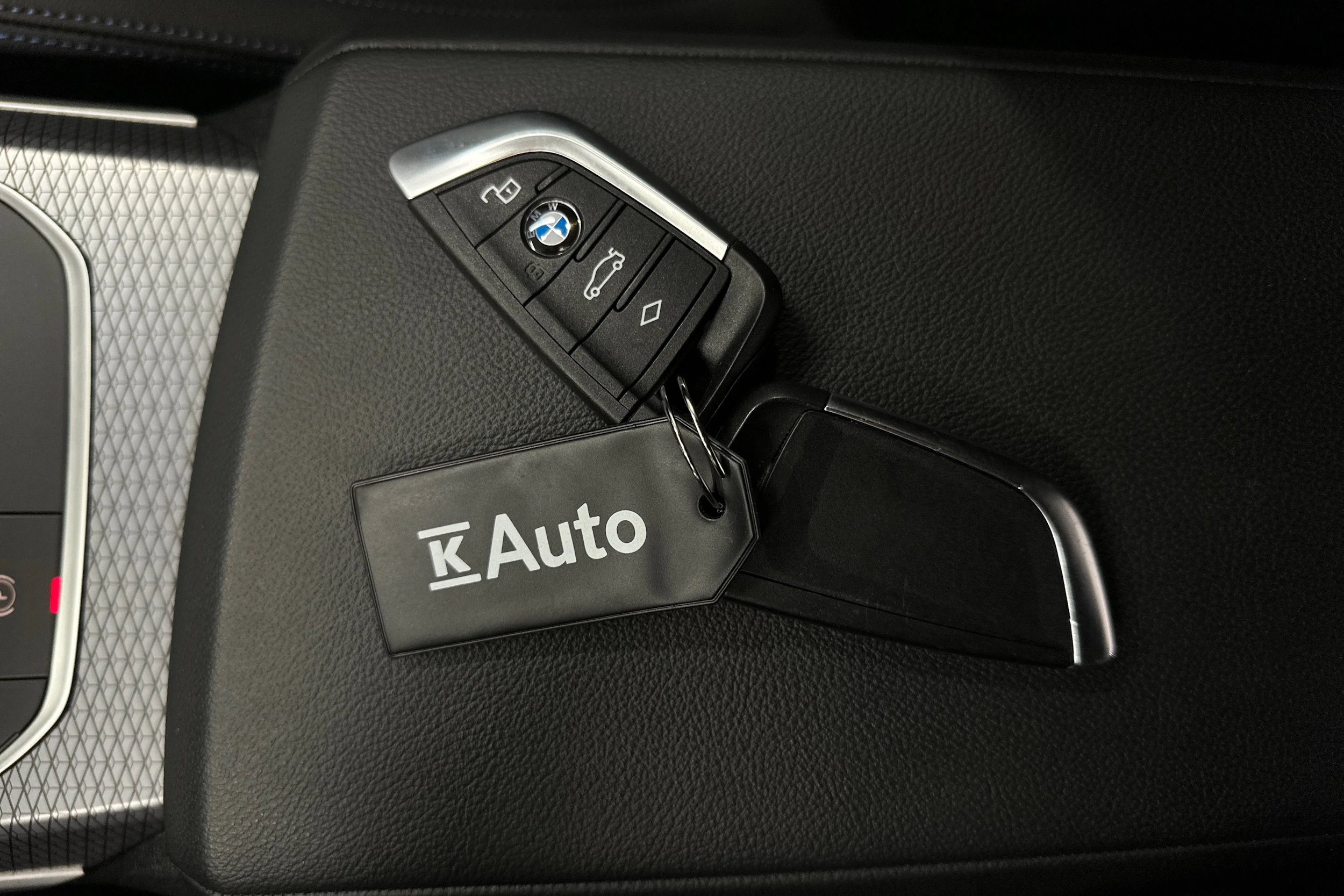 valkoinen BMW i4 2024 kuva 40.
