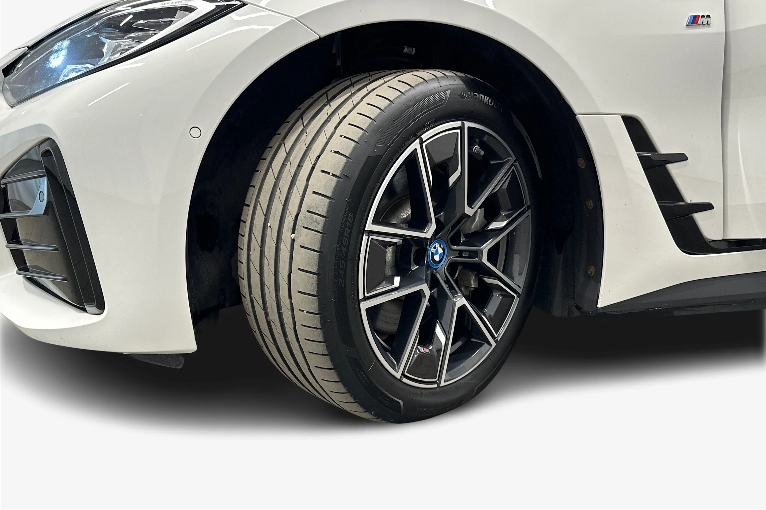 valkoinen BMW i4 2024 kuva 9.
