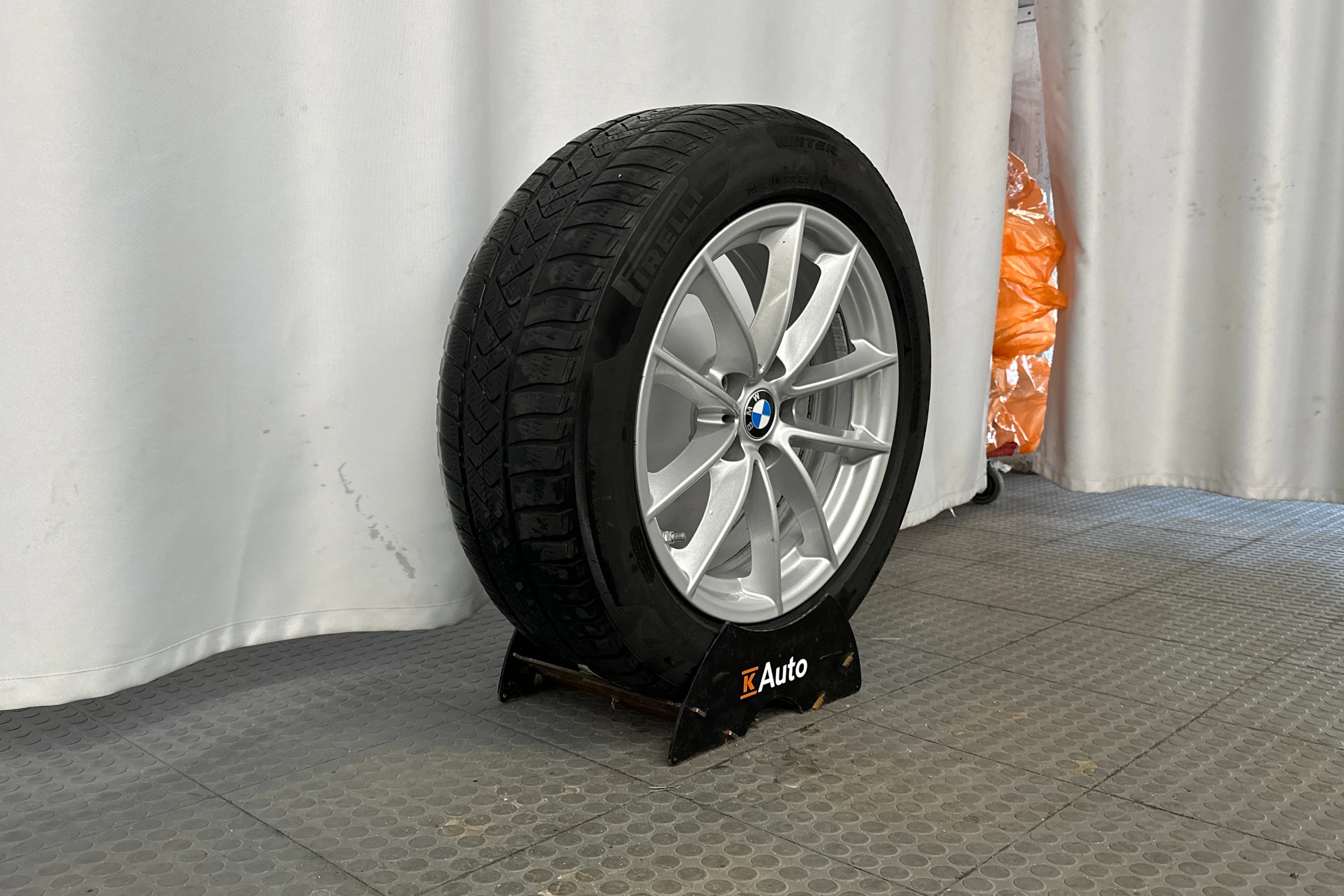 valkoinen BMW i4 2024 kuva 10.