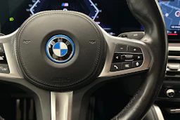 valkoinen BMW i4 2024 kuva 12.