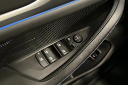 valkoinen BMW i4 2024 kuva 15.