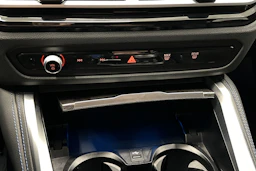 valkoinen BMW i4 2024 kuva 33.