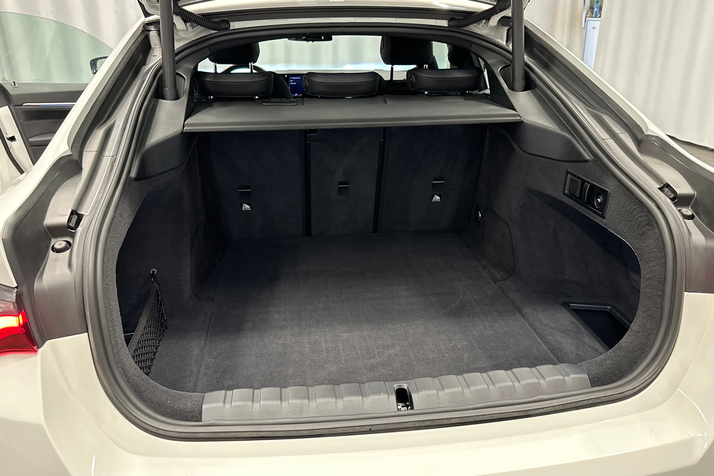 valkoinen BMW i4 2024 kuva 36.