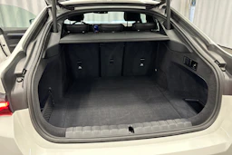 valkoinen BMW i4 2024 kuva 36.
