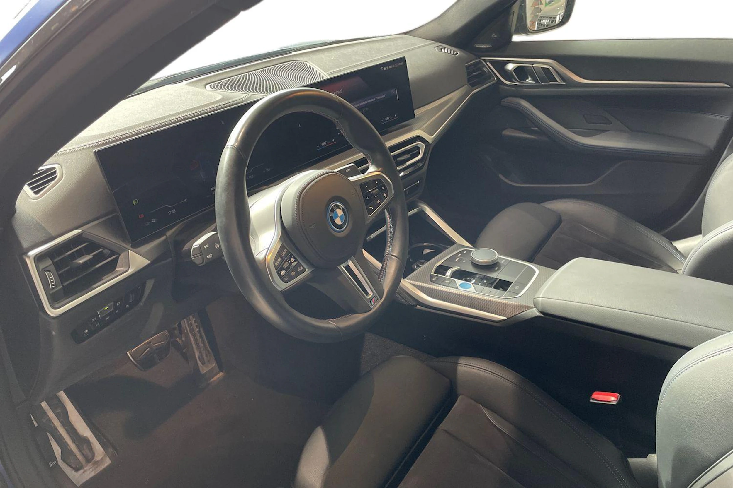 sininen BMW i4 2024 kuva 3.