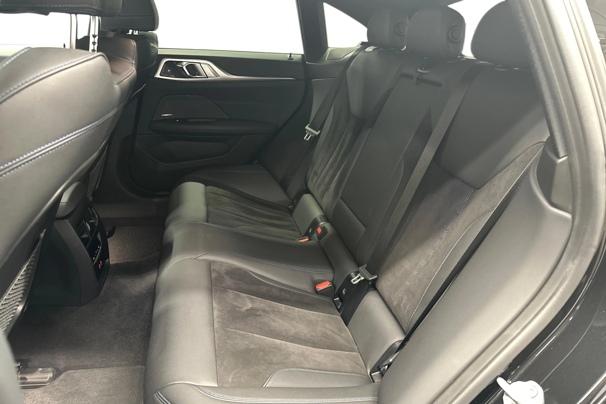 musta BMW i4 M50 2024 kuva 8.