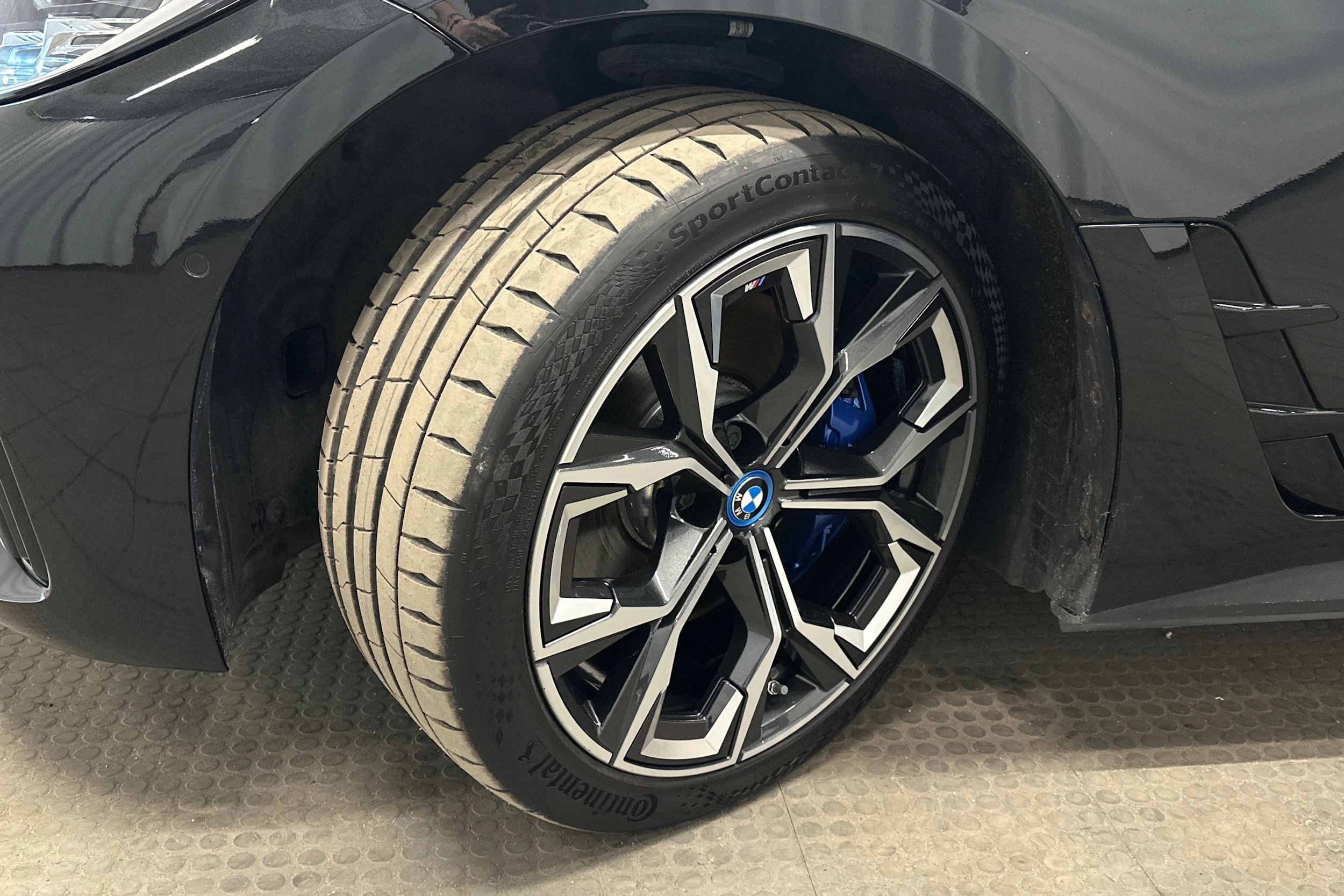 musta BMW i4 M50 2024 kuva 10.