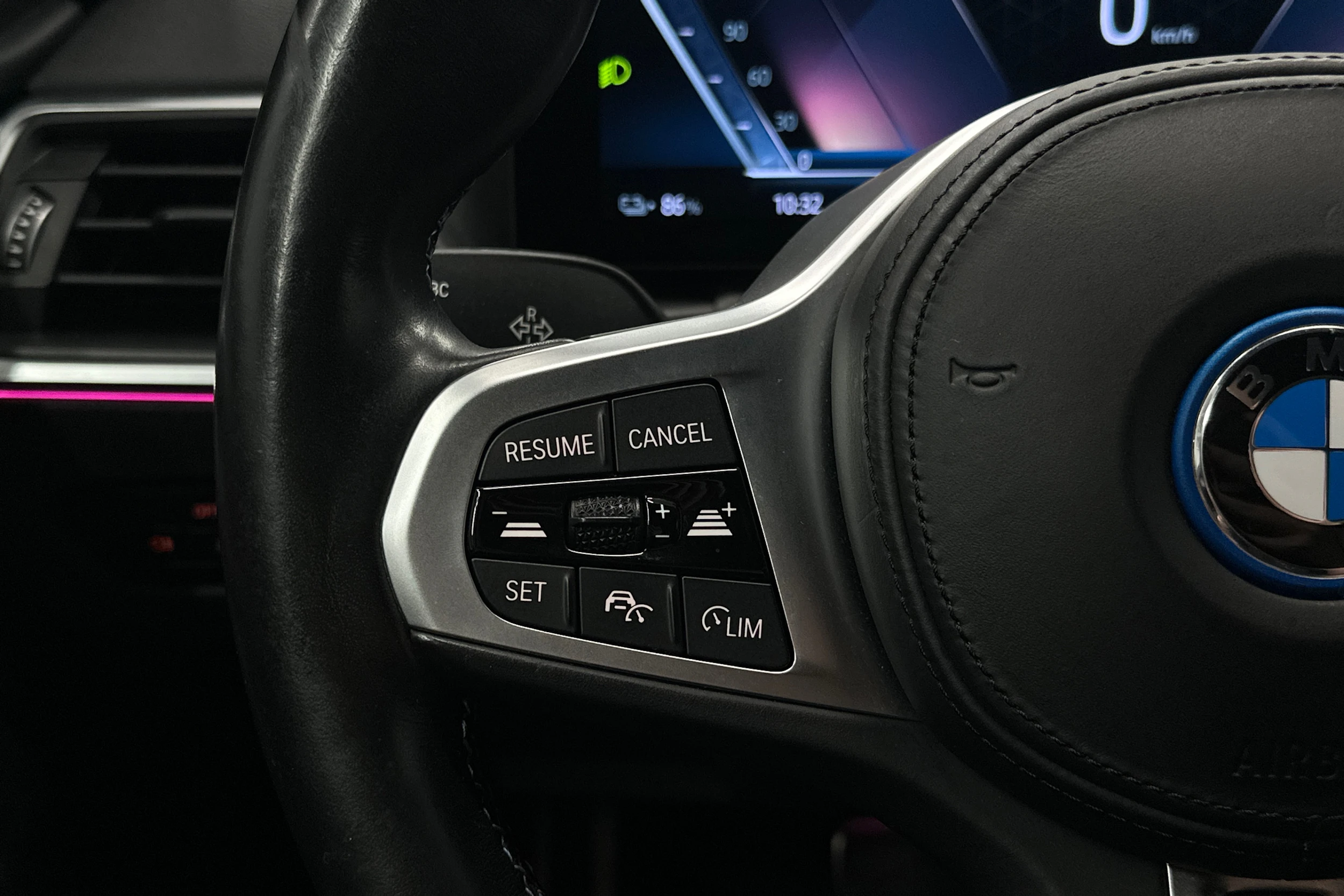 musta BMW i4 M50 2024 kuva 11.