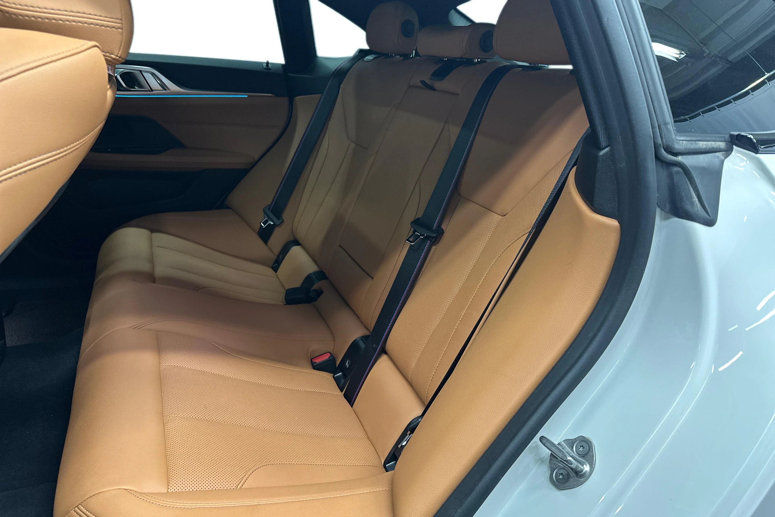 valkoinen BMW i4 M50 2024 kuva 8.