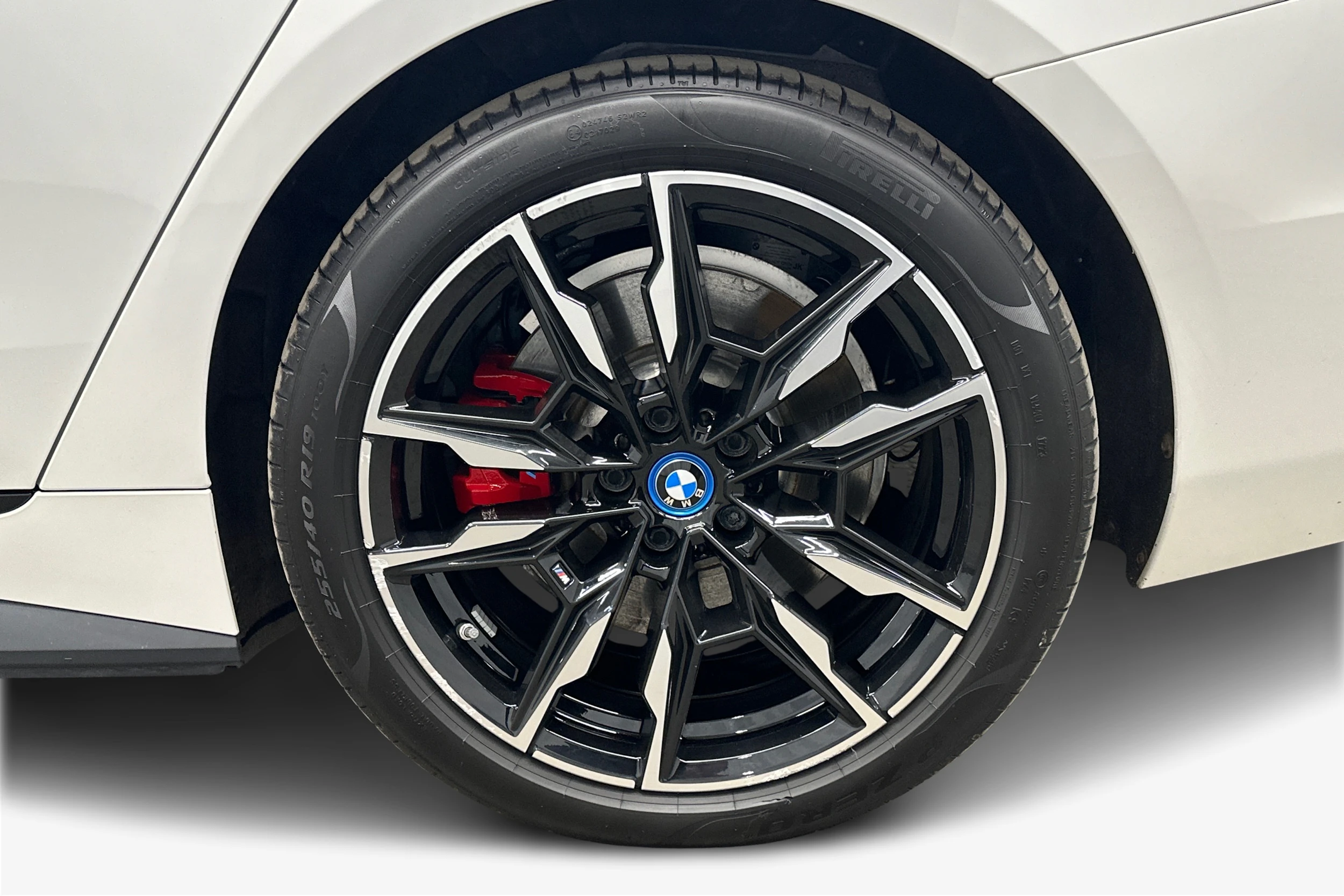 valkoinen BMW i4 M50 2024 kuva 9.