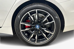 valkoinen BMW i4 M50 2024 kuva 9.