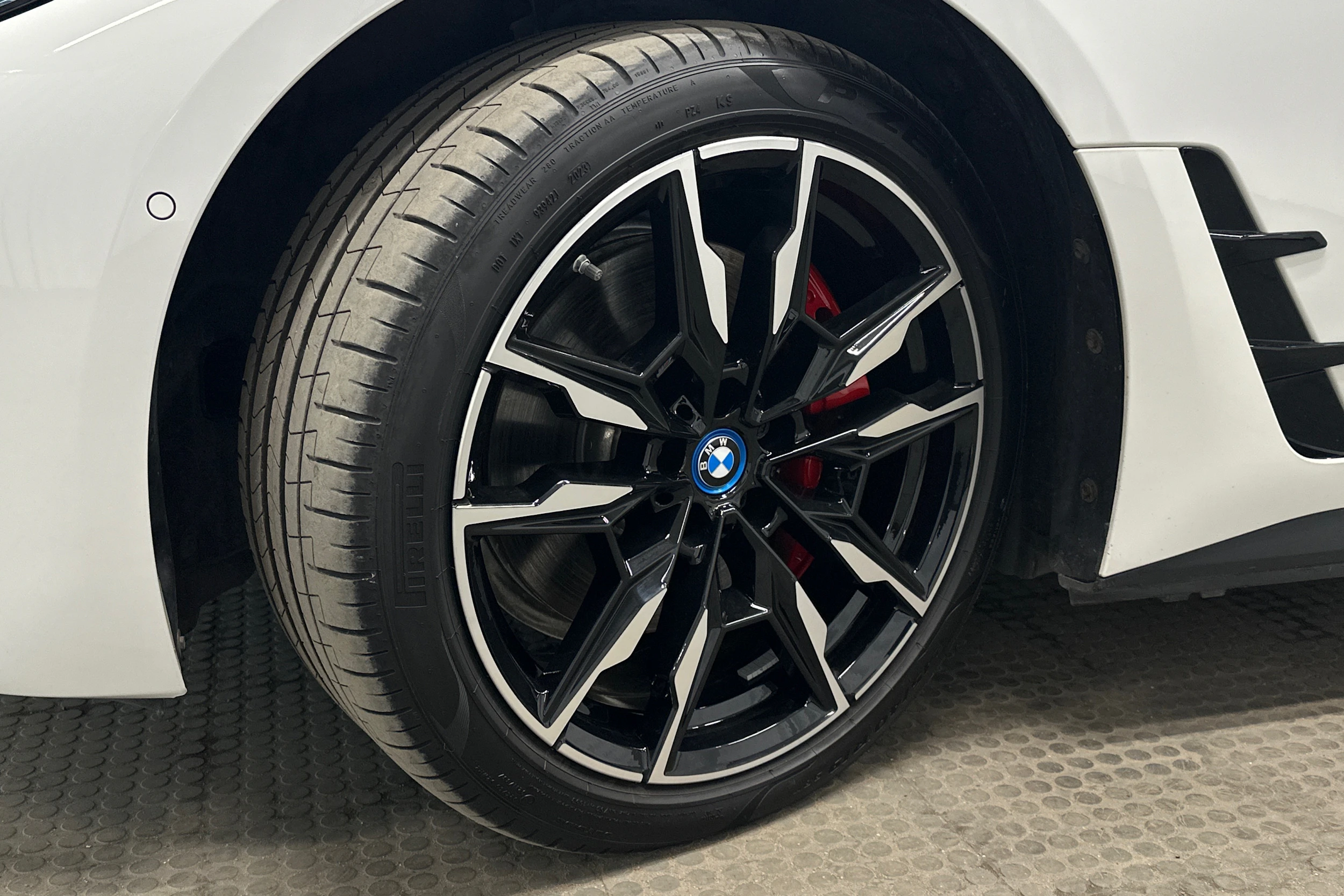 valkoinen BMW i4 M50 2024 kuva 10.