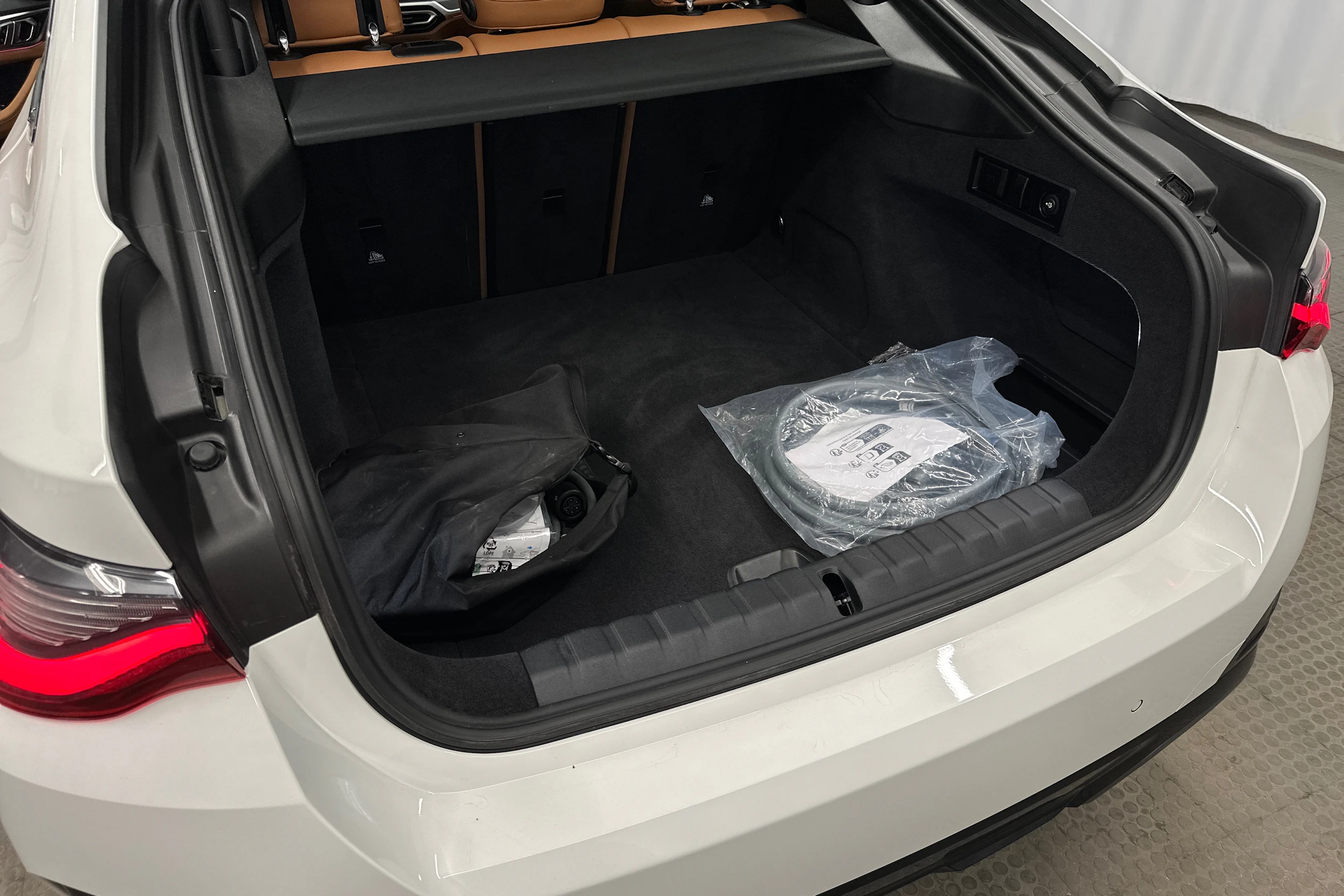 valkoinen BMW i4 M50 2024 kuva 39.