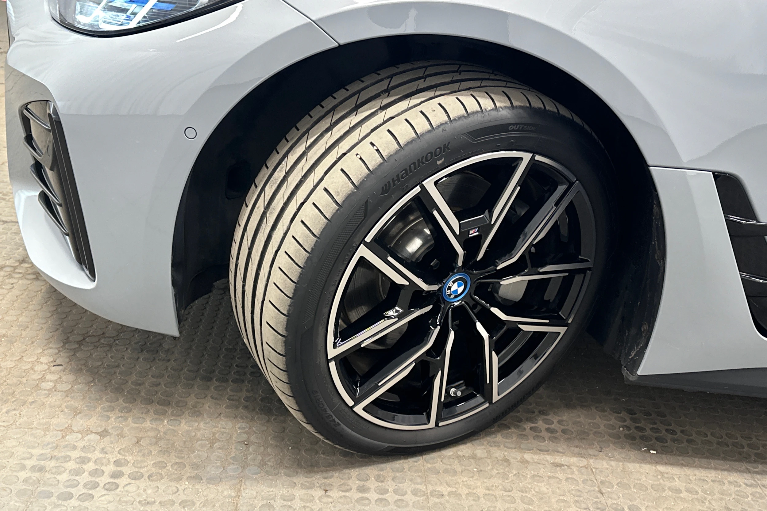 harmaa BMW i4 2024 kuva 10.