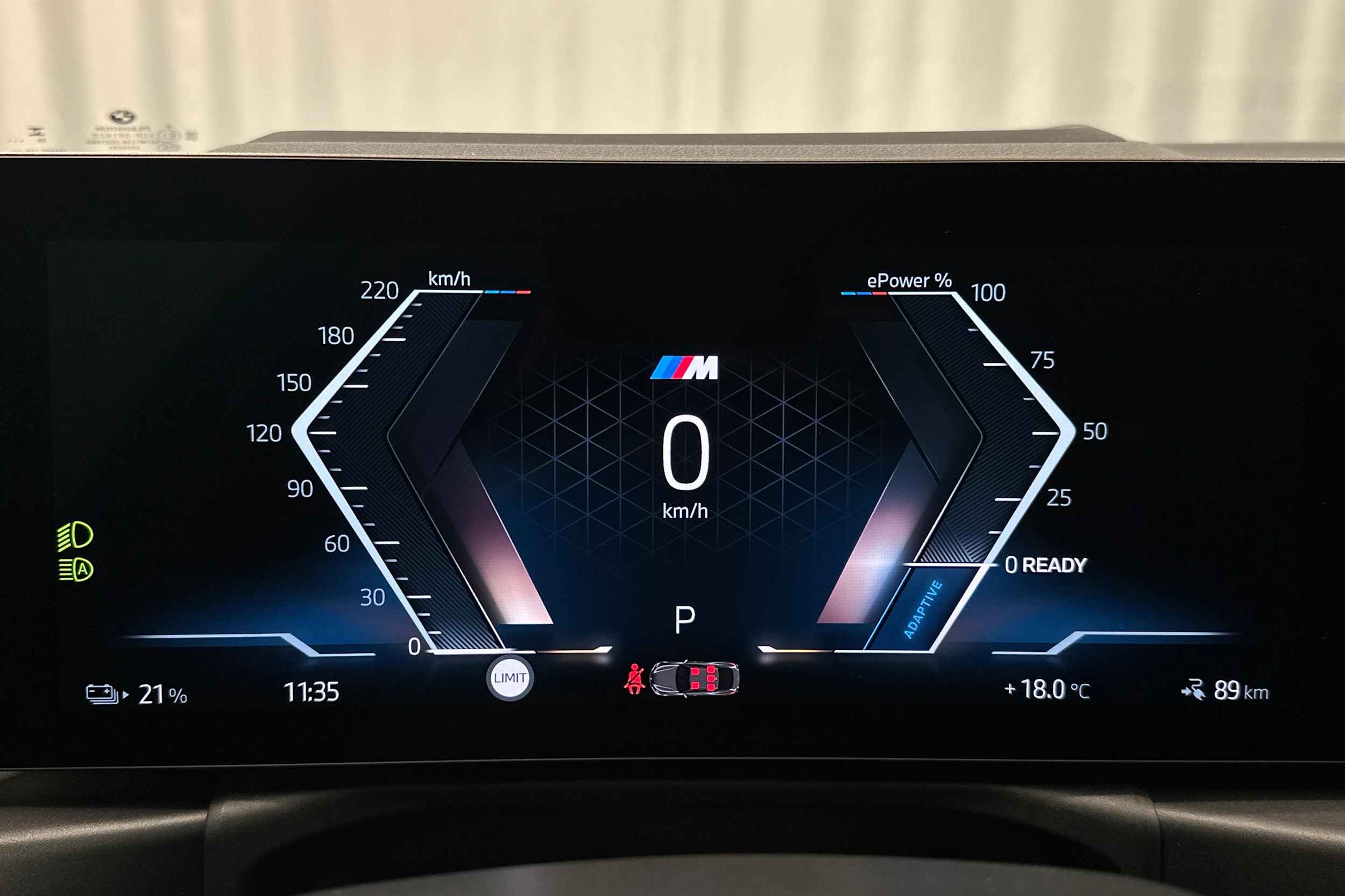 harmaa BMW i4 2024 kuva 13.