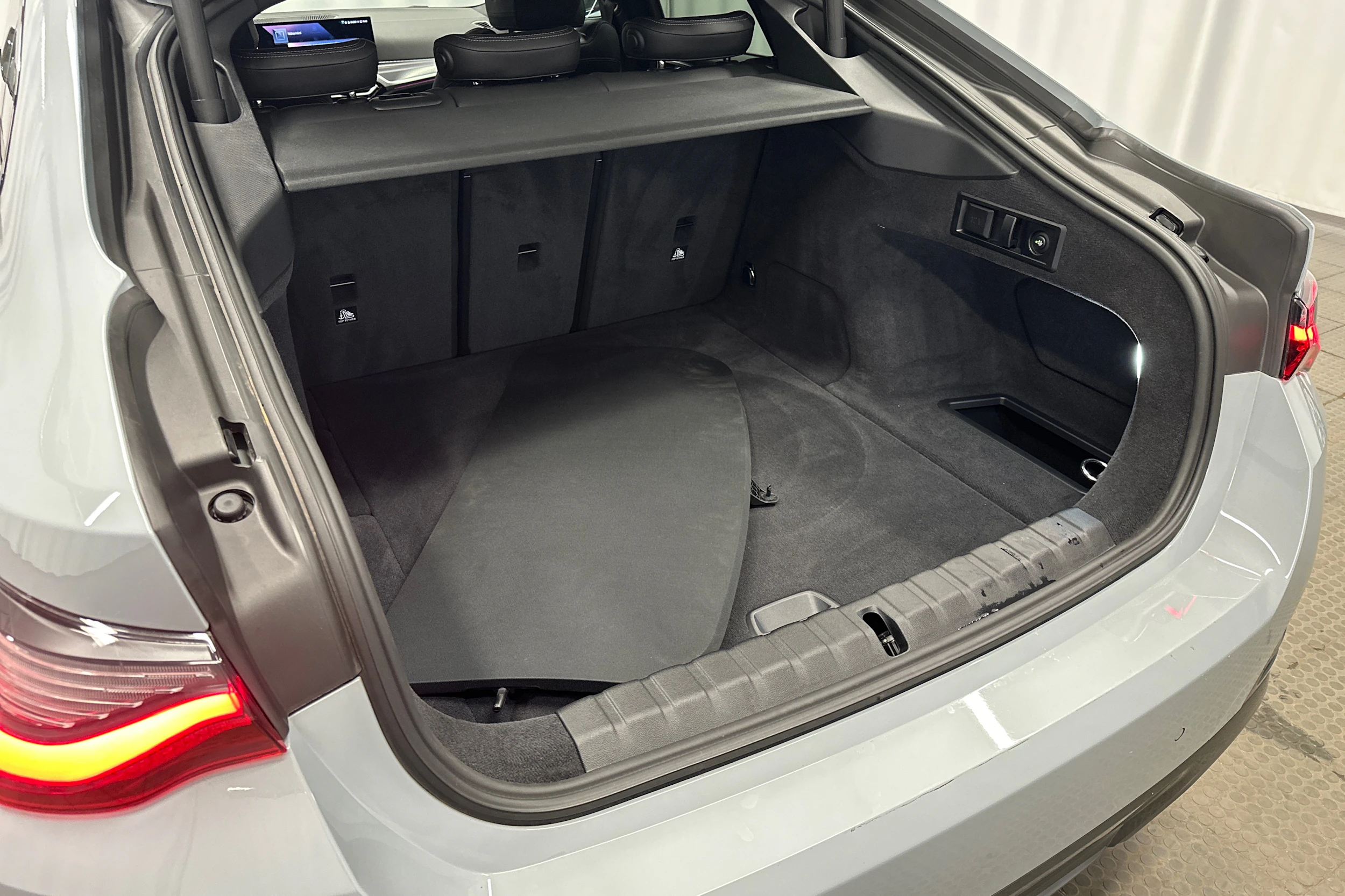 harmaa BMW i4 2024 kuva 39.