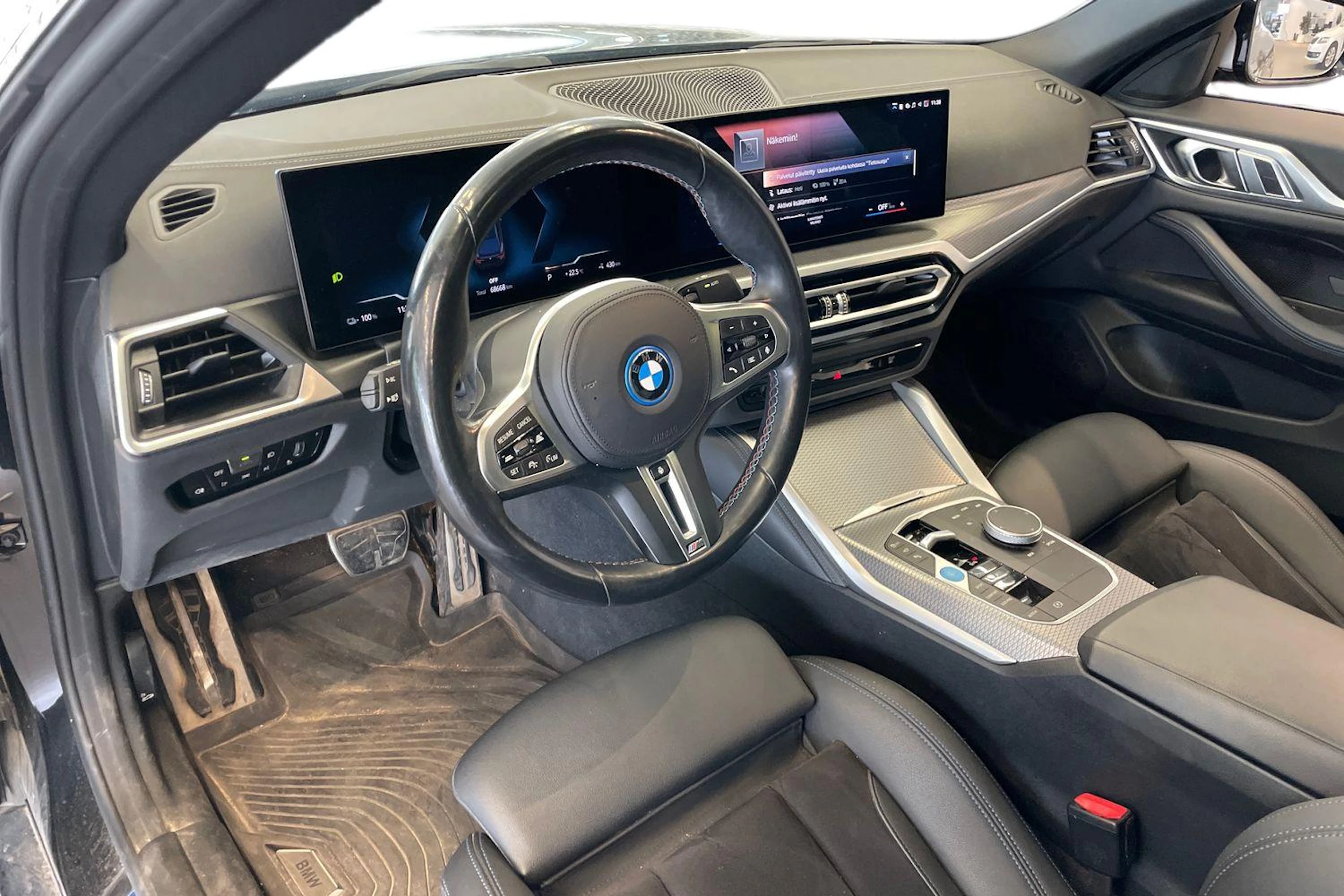 musta BMW i4 2024 kuva 3.