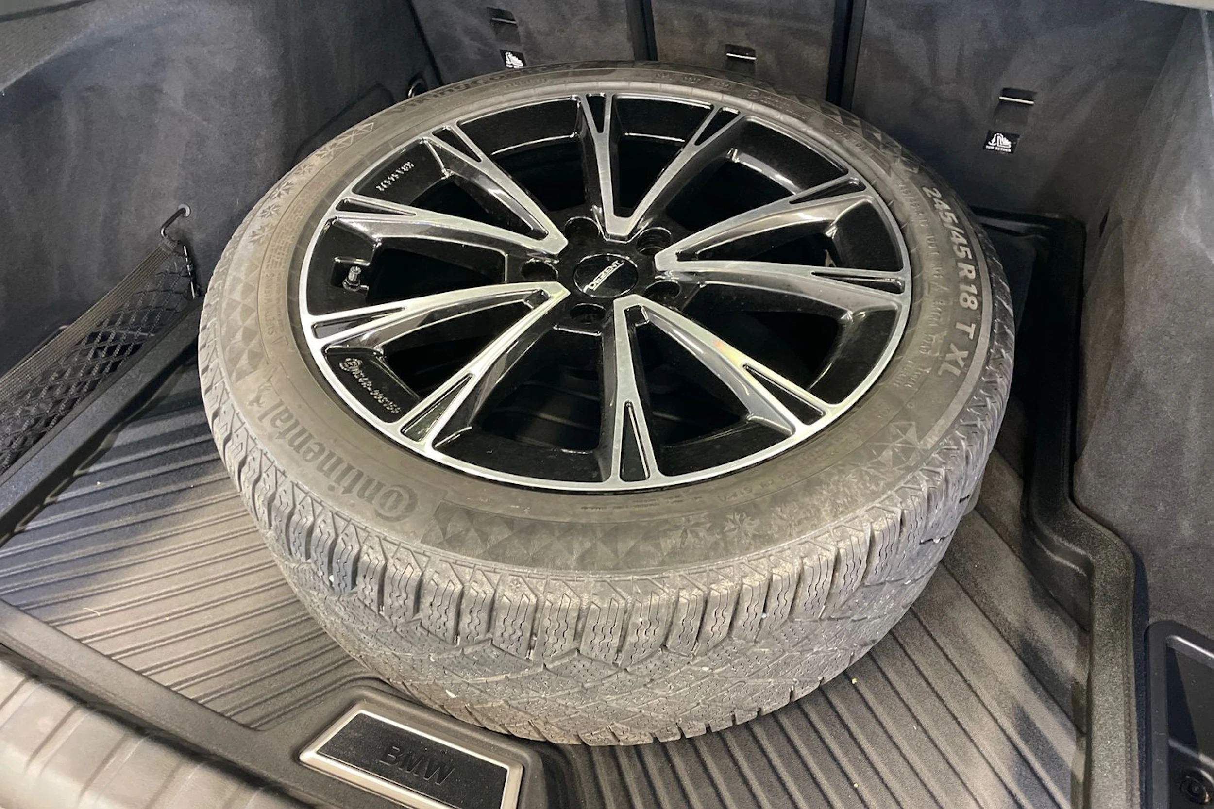 musta BMW i4 M50 2024 kuva 10.