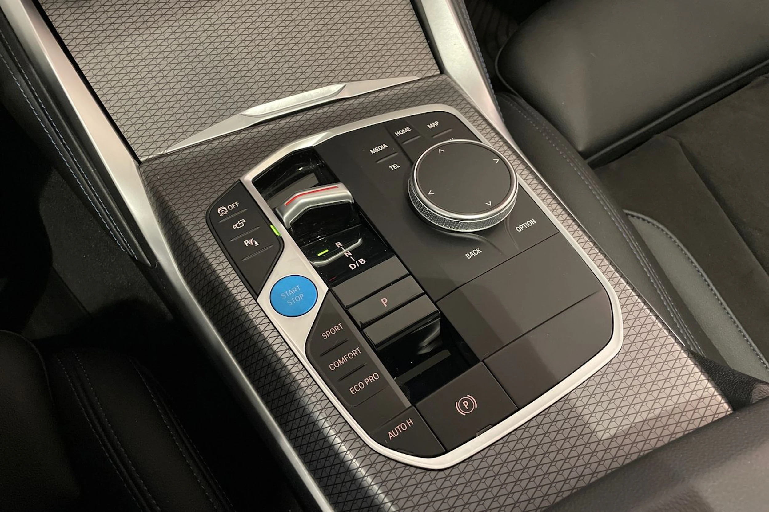 musta BMW i4 M50 2024 kuva 18.