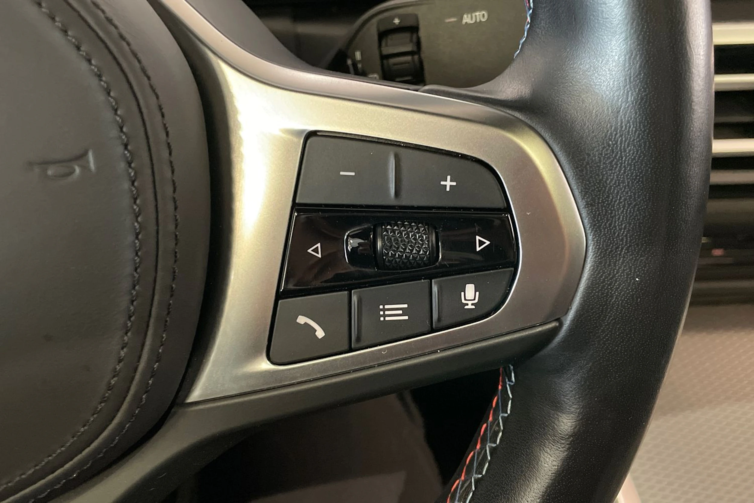 musta BMW i4 M50 2024 kuva 21.