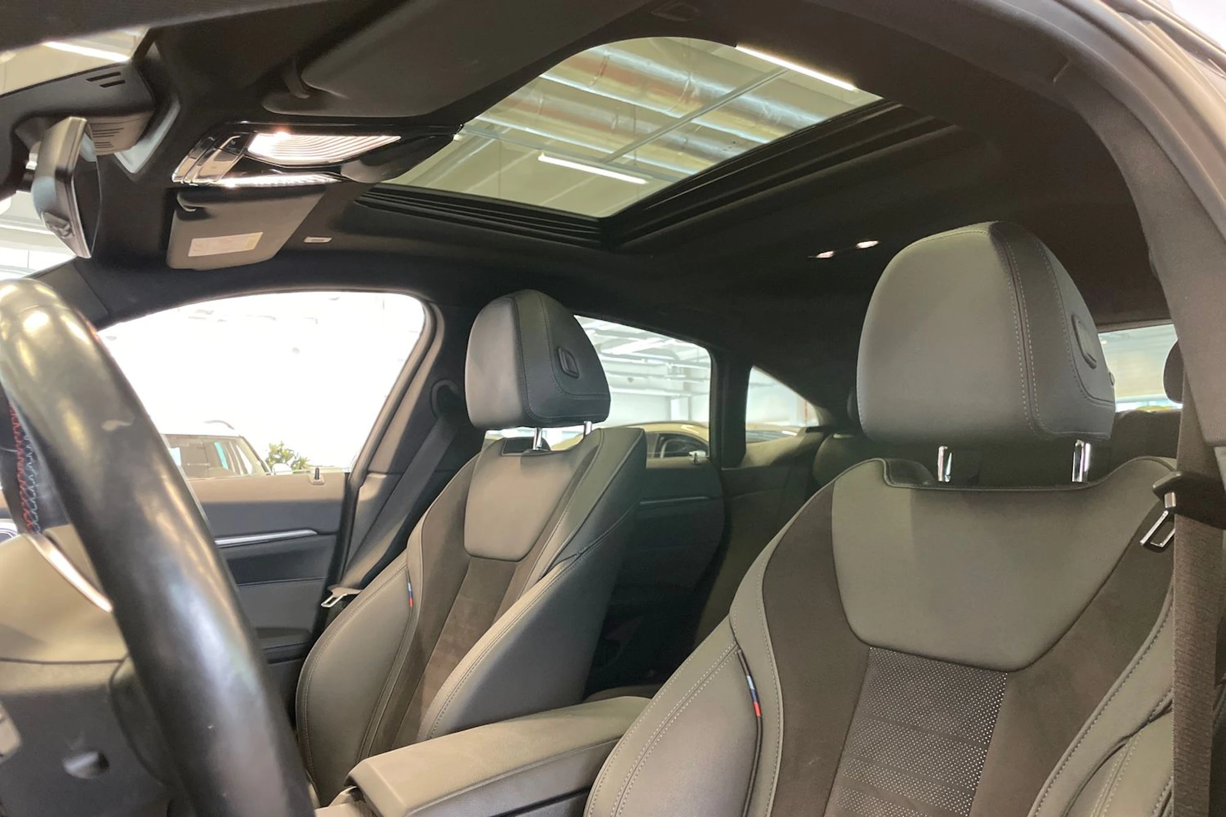 musta BMW i4 M50 2024 kuva 22.