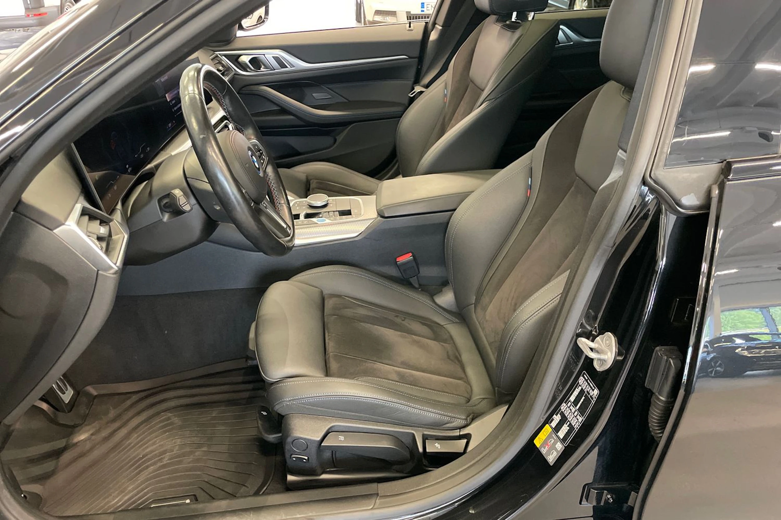 musta BMW i4 M50 2024 kuva 23.