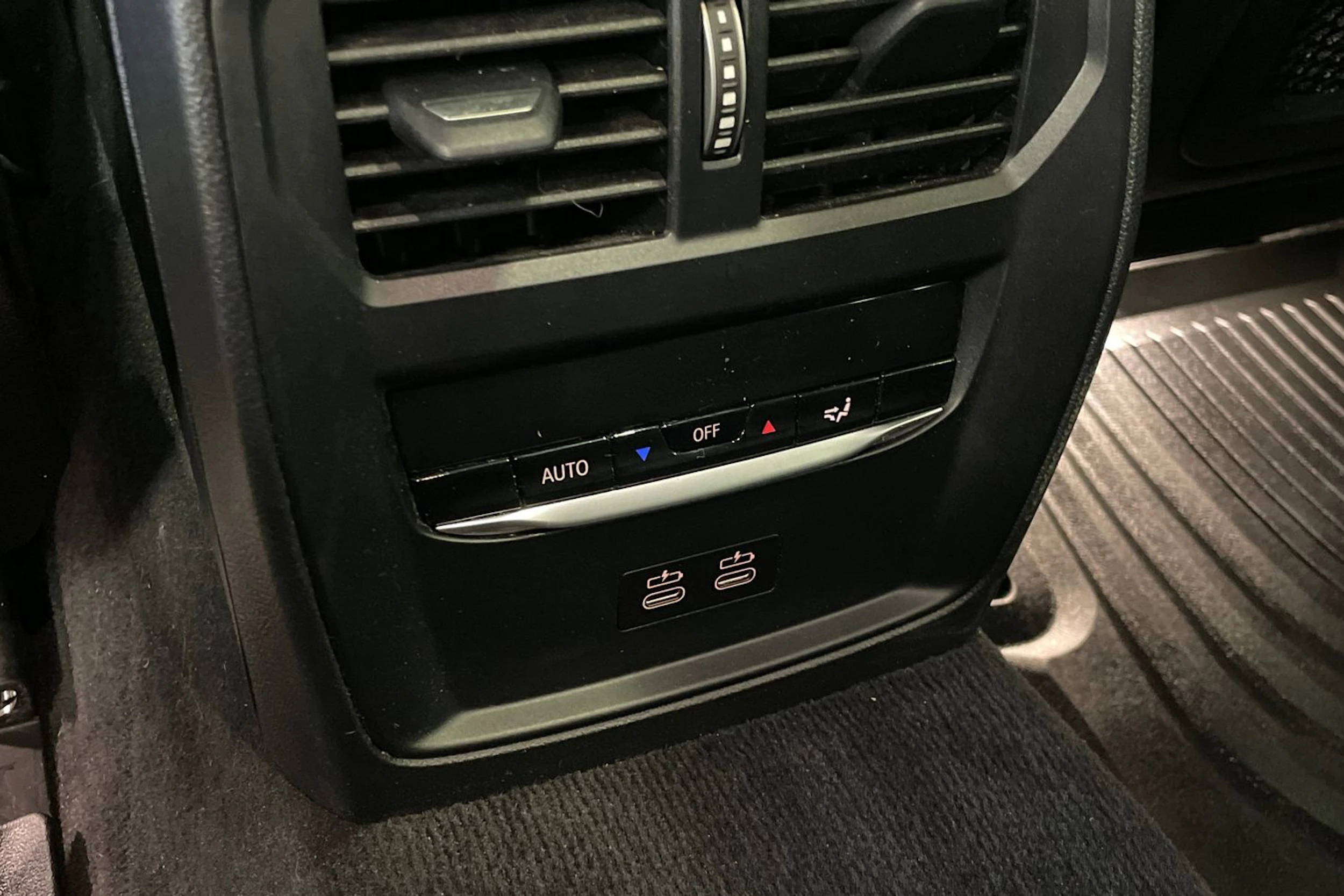 musta BMW i4 M50 2024 kuva 25.
