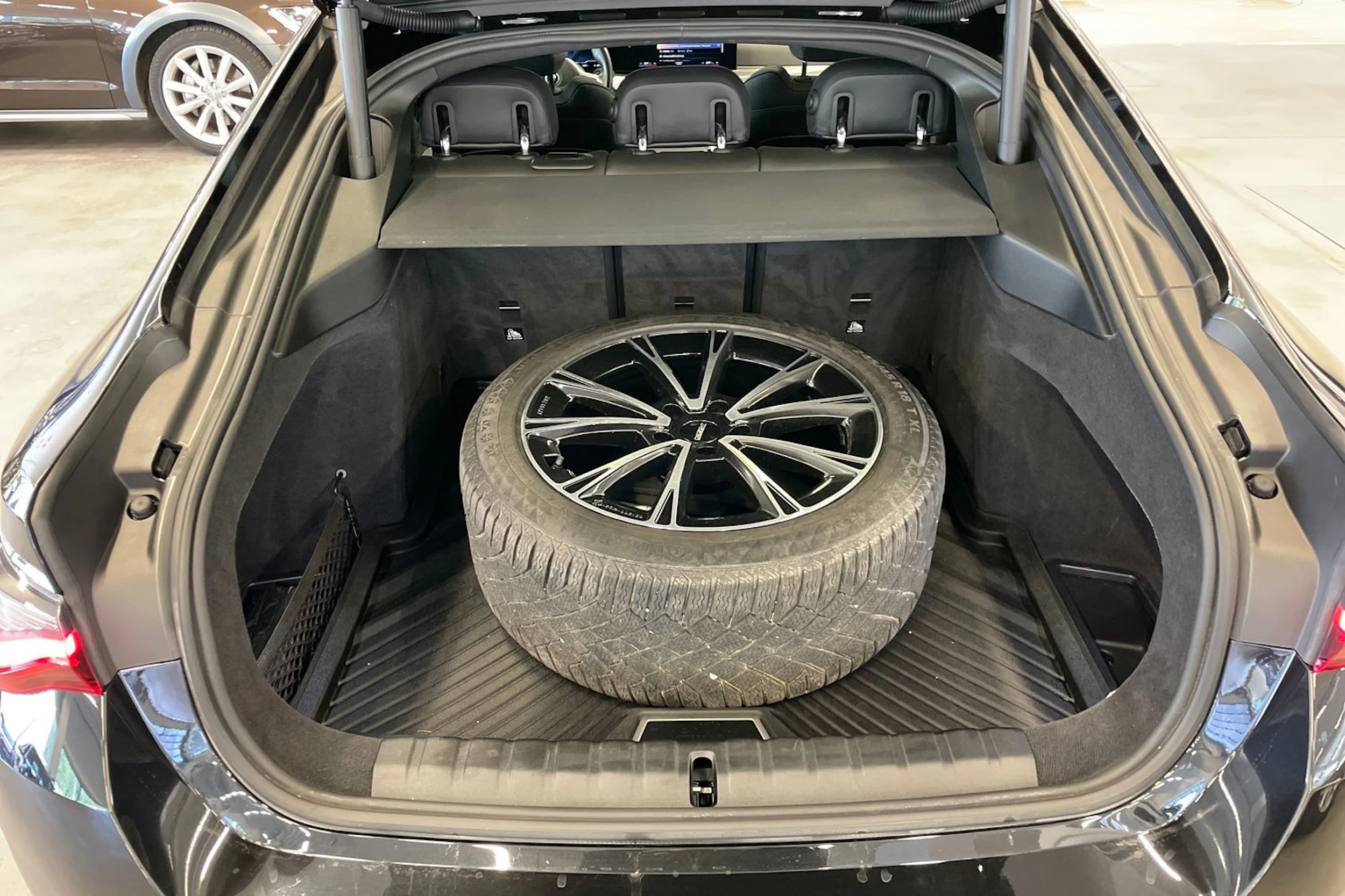 musta BMW i4 M50 2024 kuva 27.