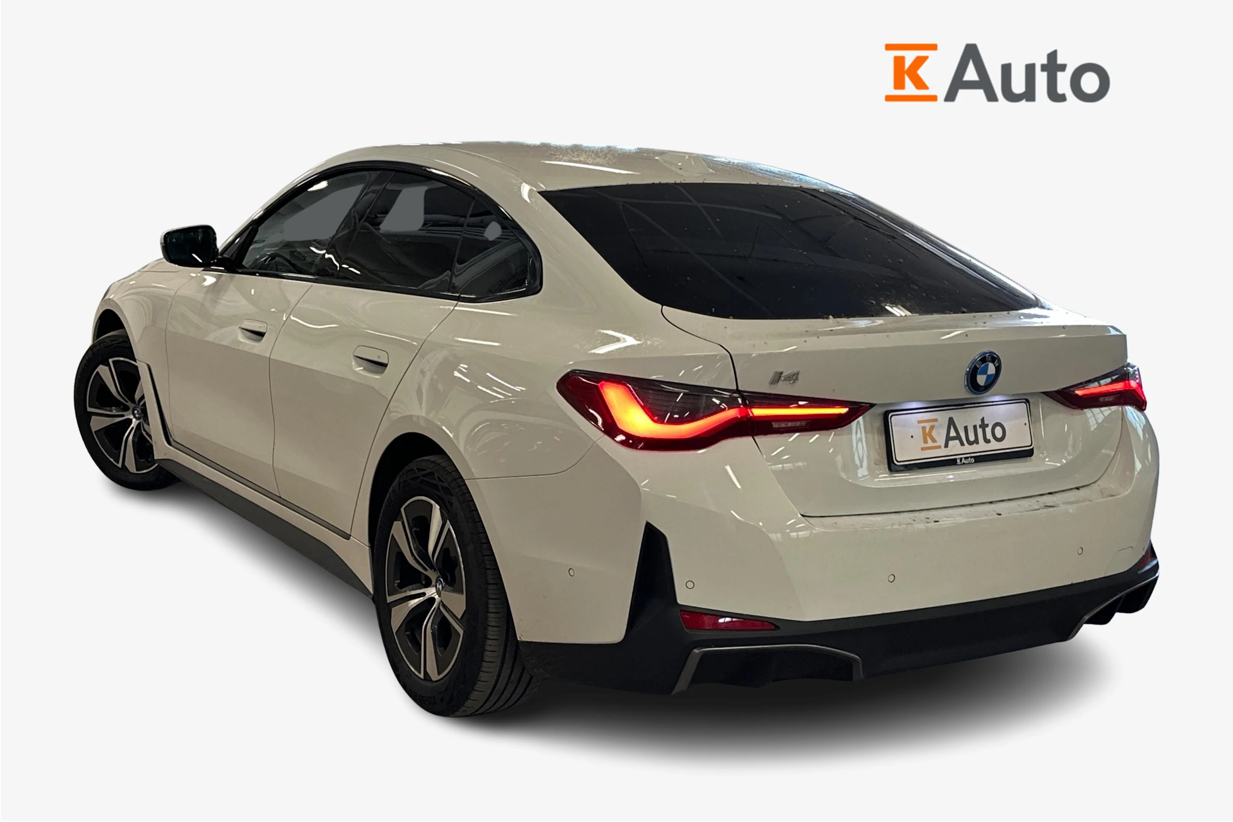valkoinen BMW i4 2024 kuva 2.