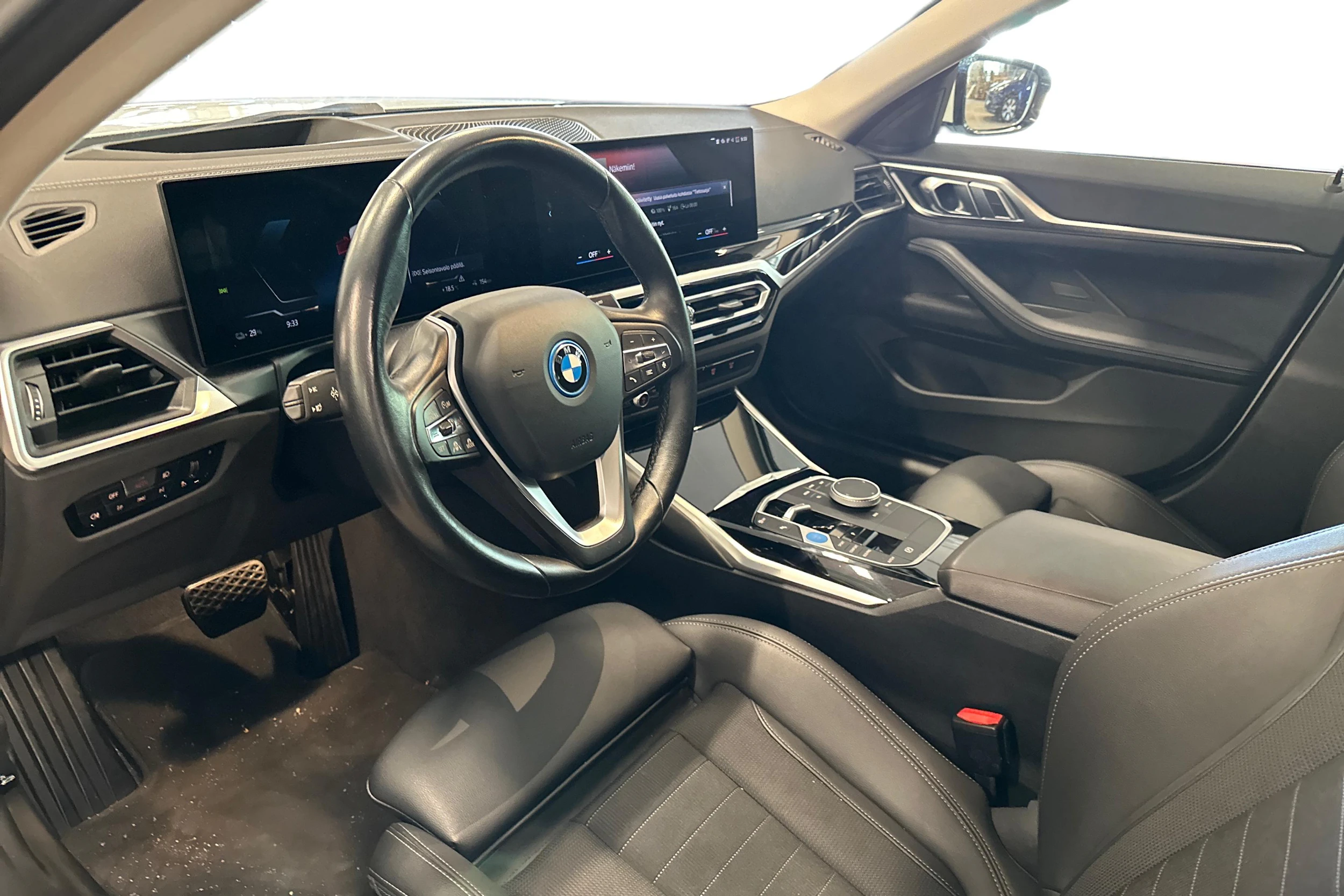 valkoinen BMW i4 2024 kuva 3.