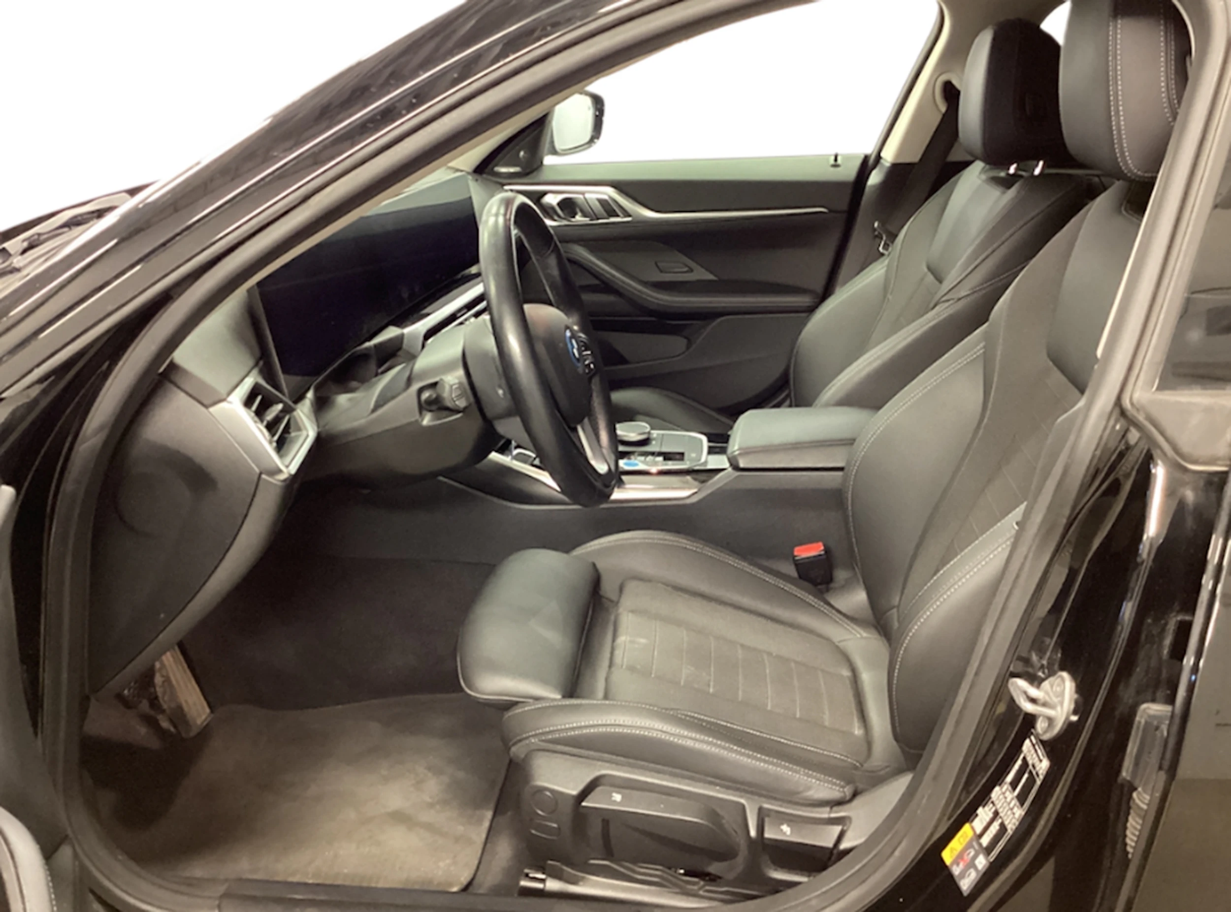 musta BMW i4 2024 kuva 3.