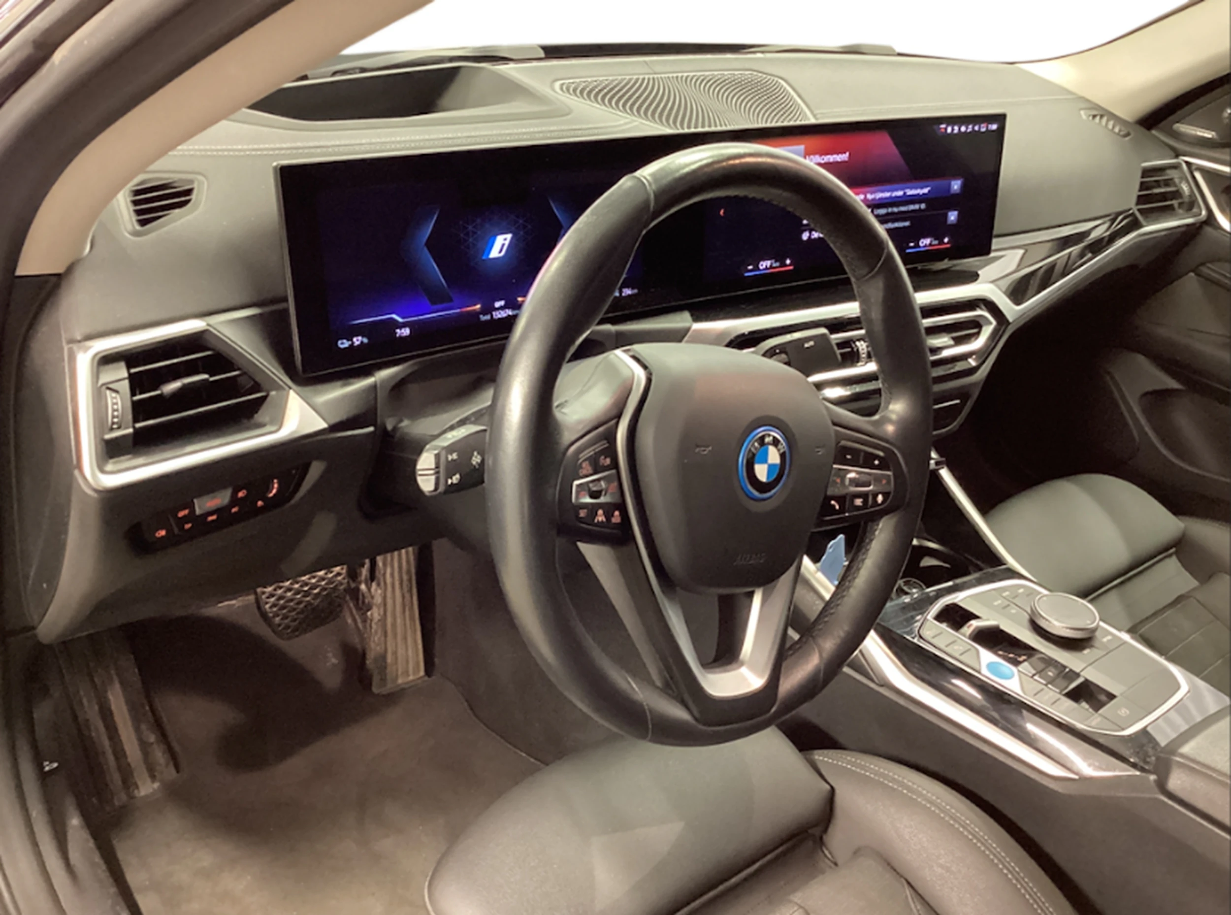 musta BMW i4 2024 kuva 4.
