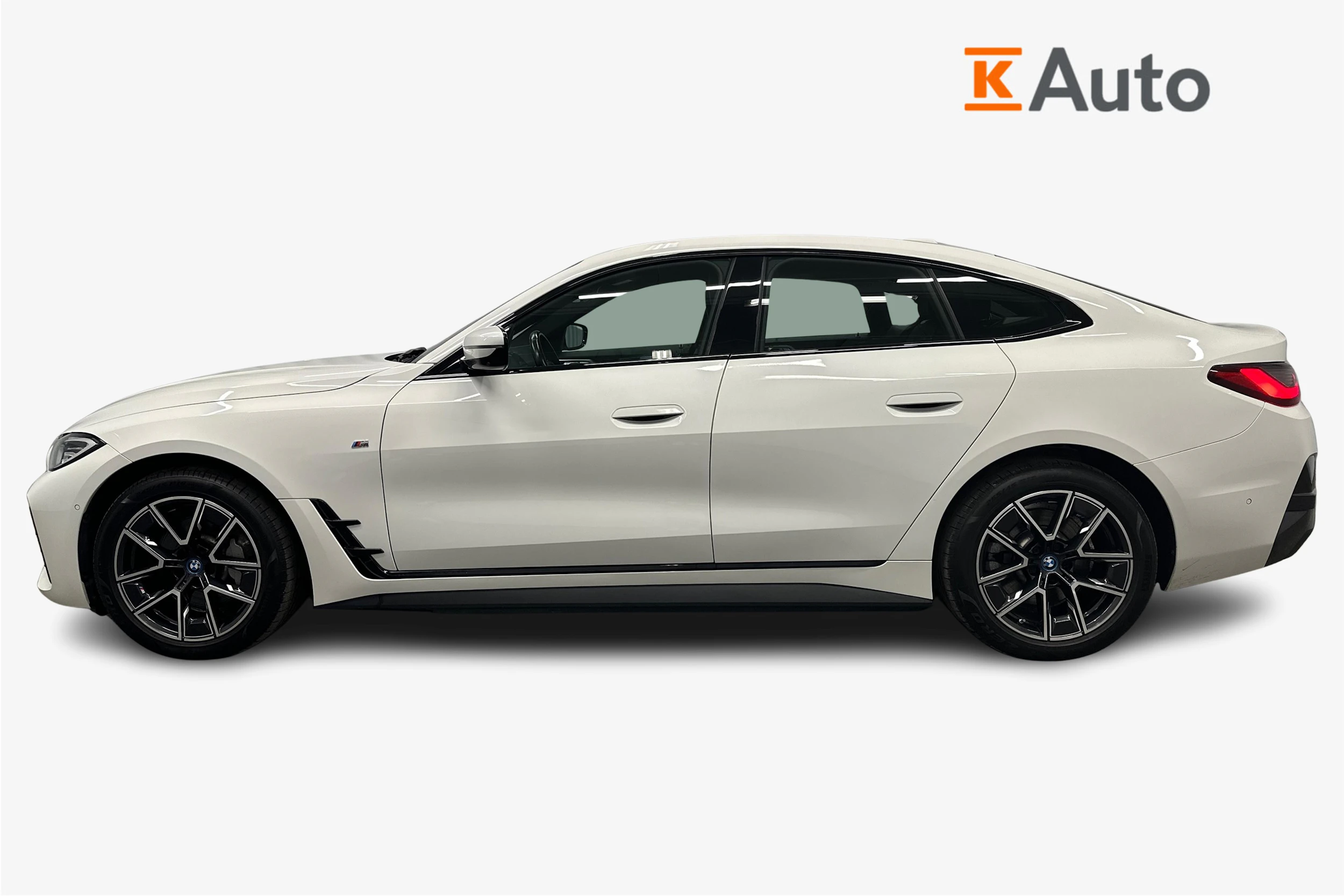 valkoinen BMW i4 2024 kuva 5.