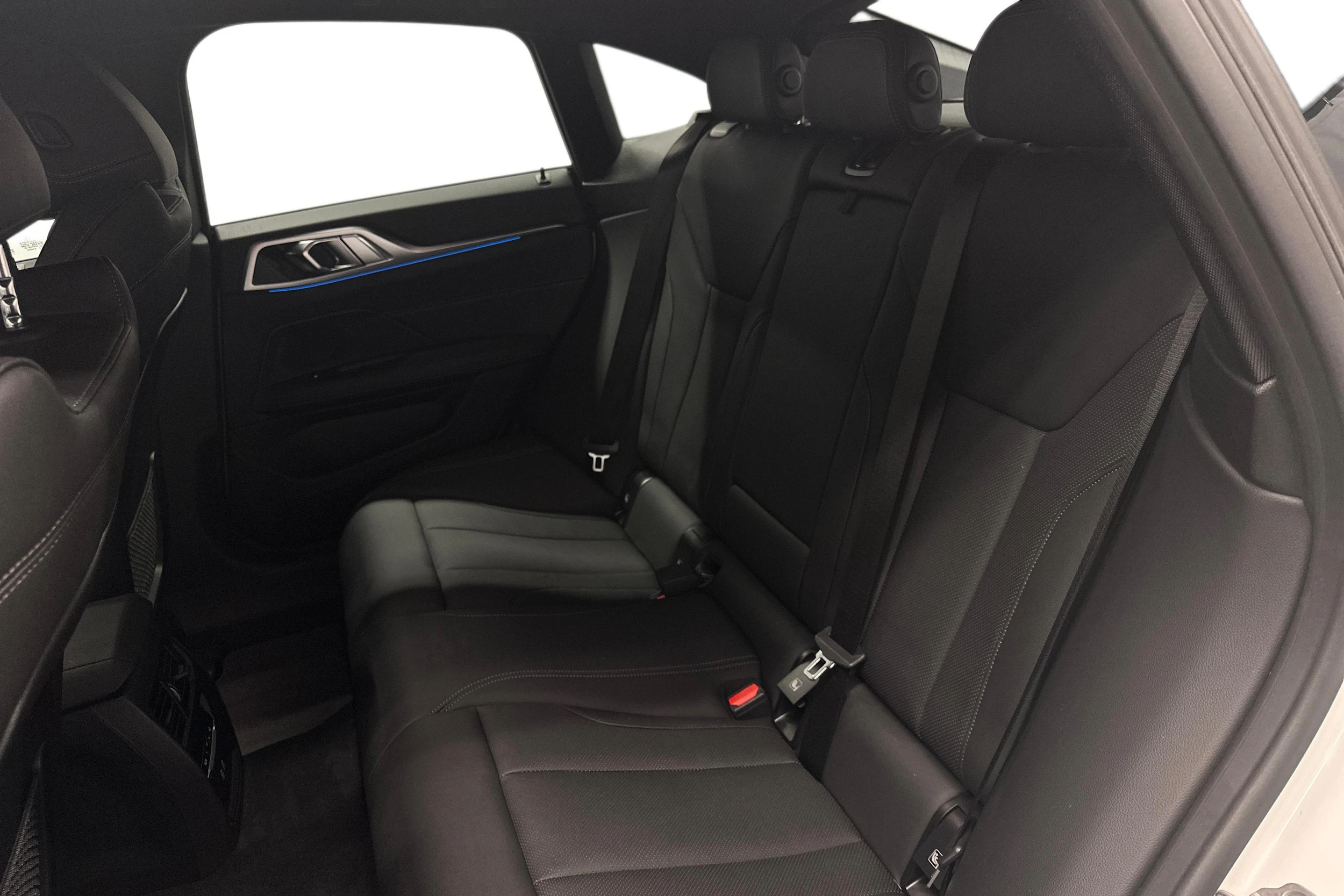 valkoinen BMW i4 2024 kuva 8.
