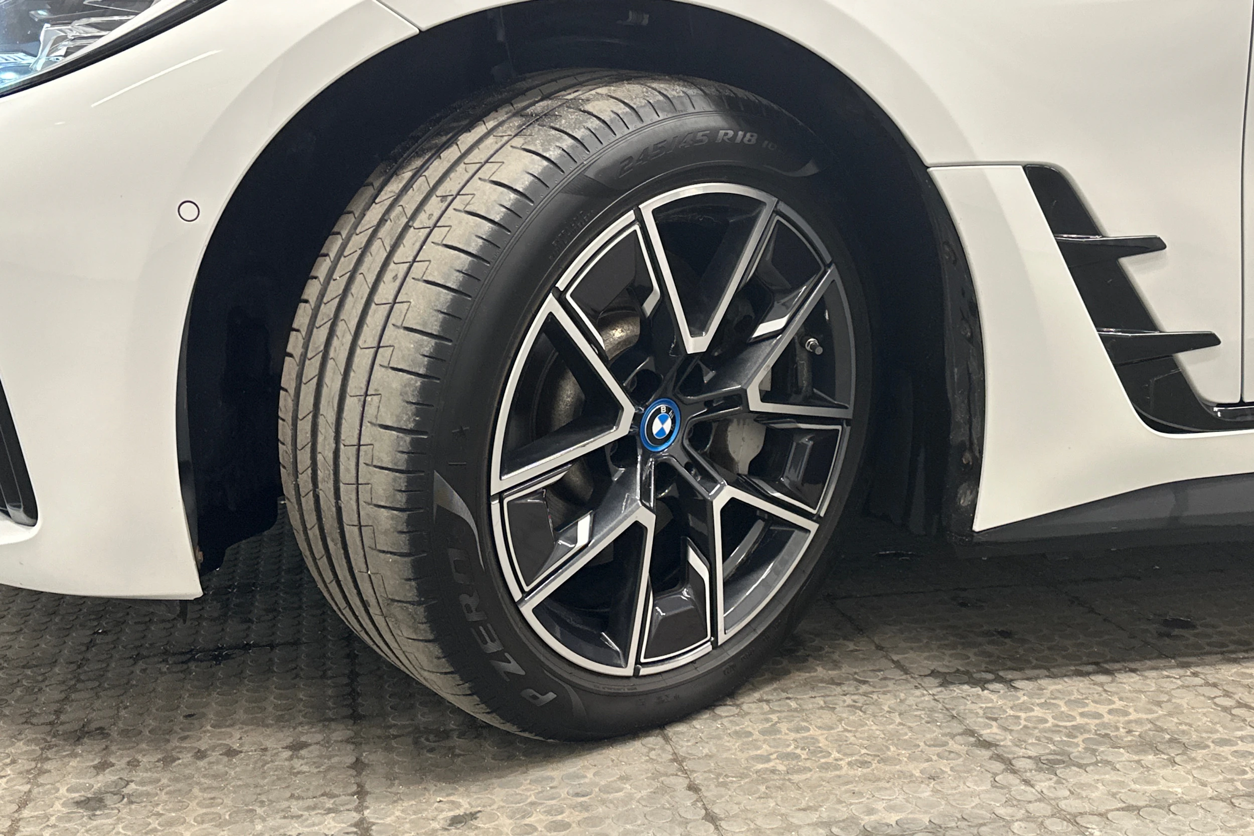 valkoinen BMW i4 2024 kuva 10.