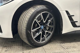 valkoinen BMW i4 2024 kuva 10.