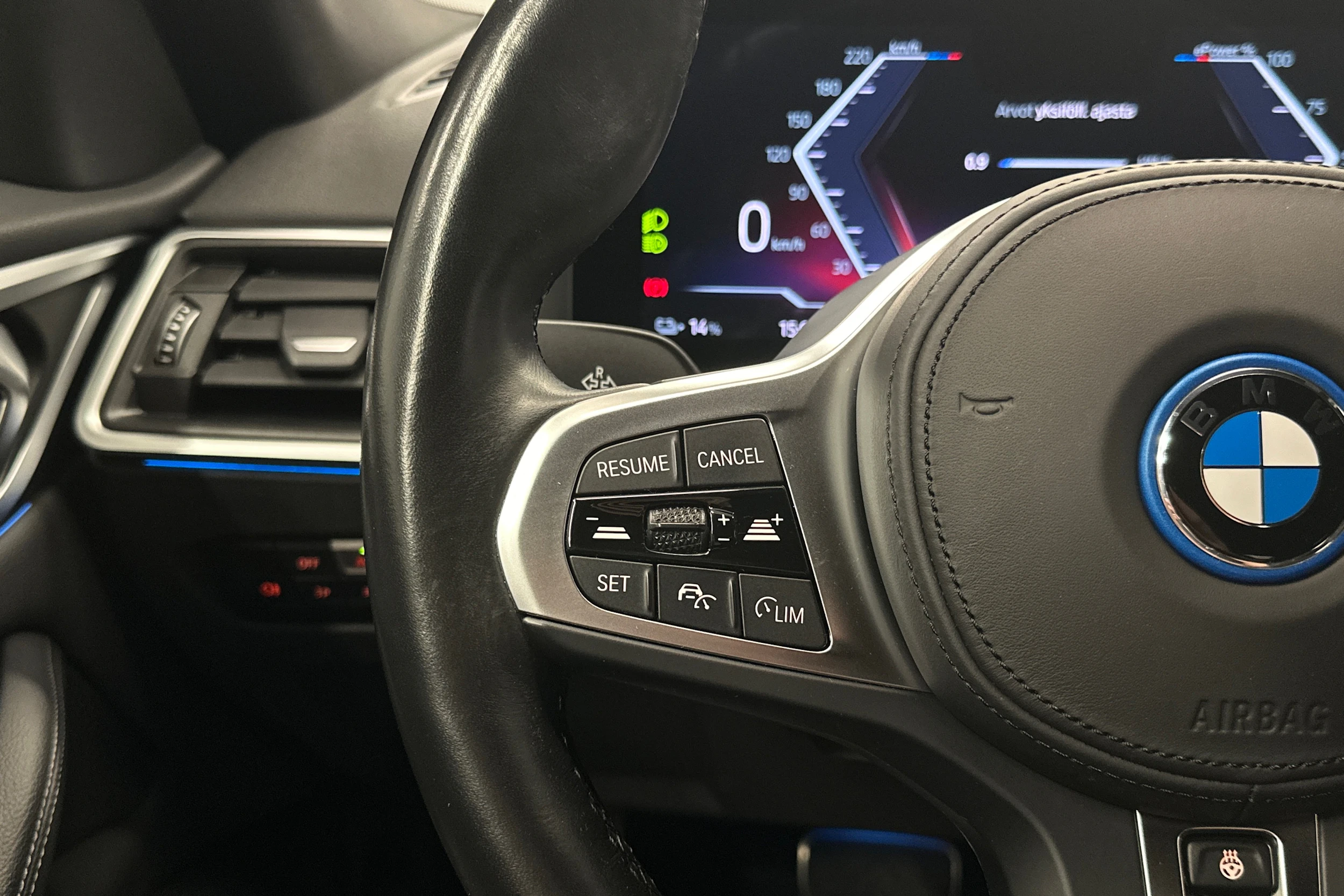 valkoinen BMW i4 2024 kuva 11.
