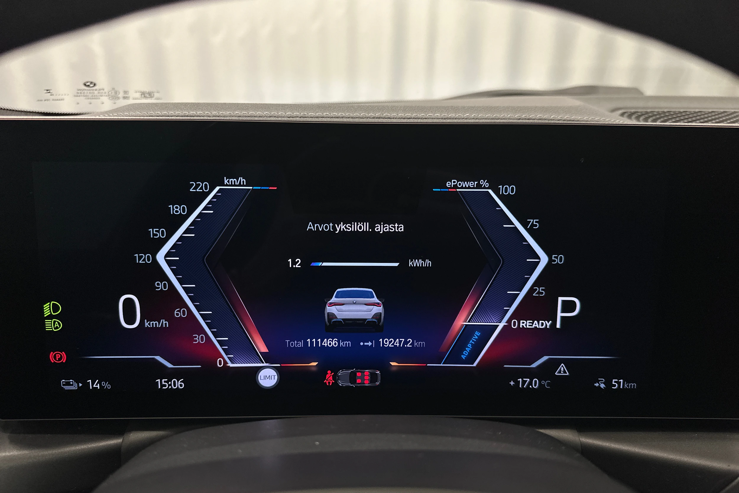 valkoinen BMW i4 2024 kuva 13.