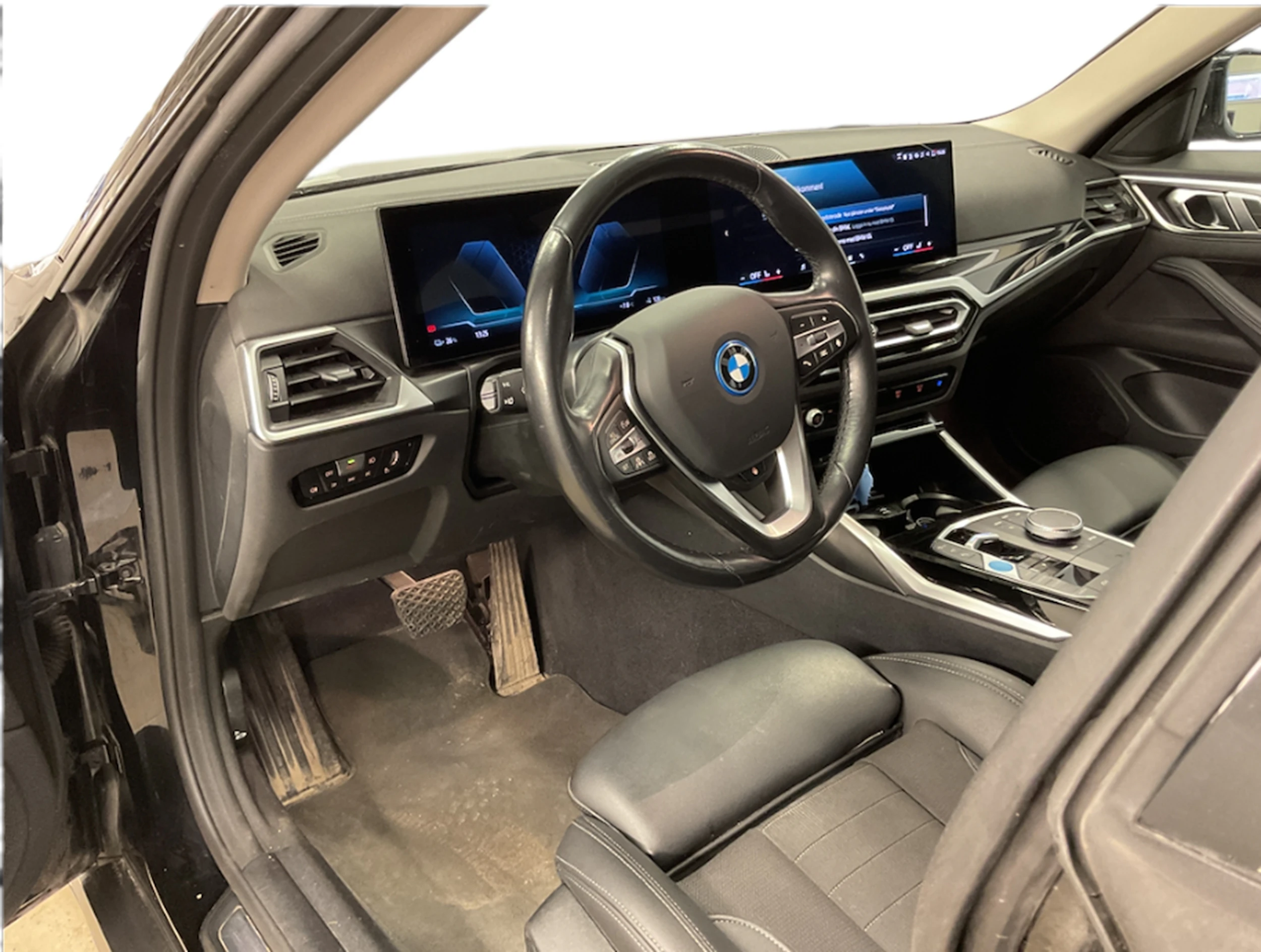 musta BMW i4 2024 kuva 3.