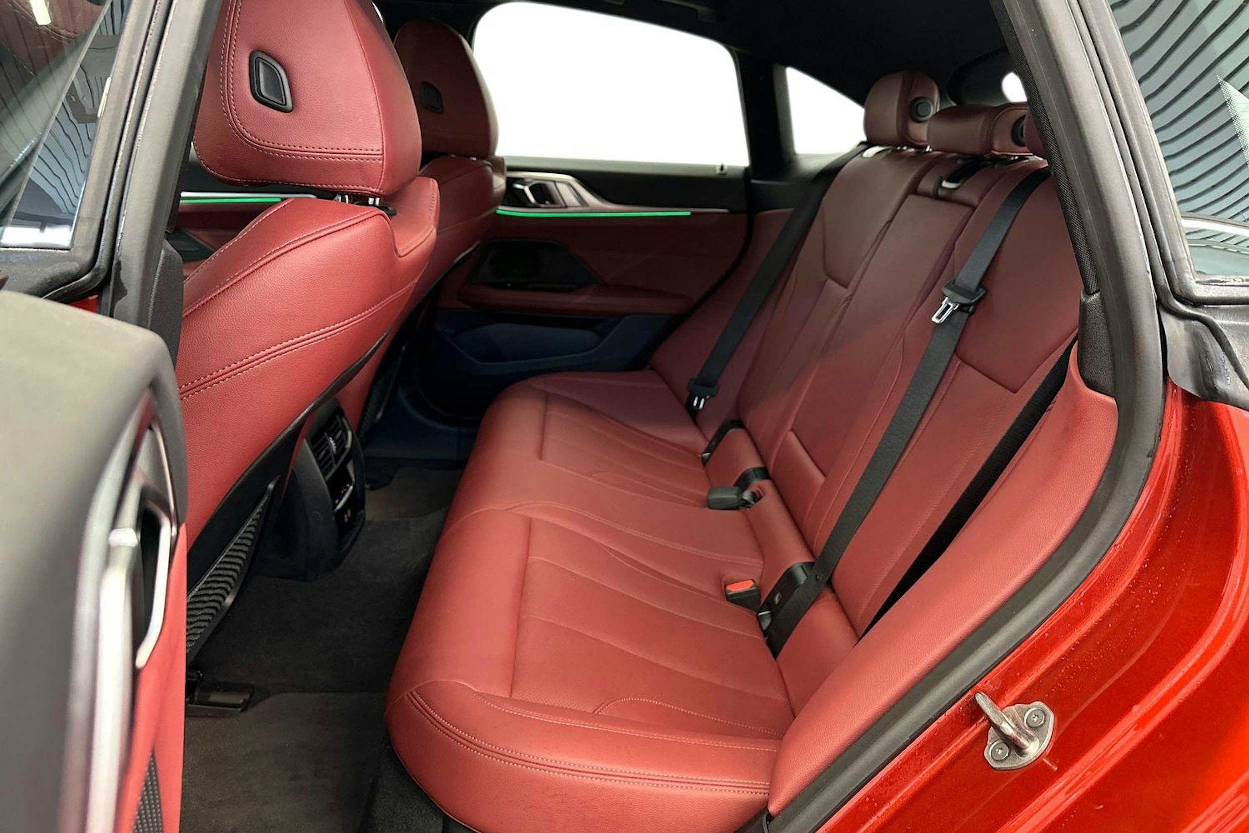 oranssi BMW i4 2024 kuva 10.