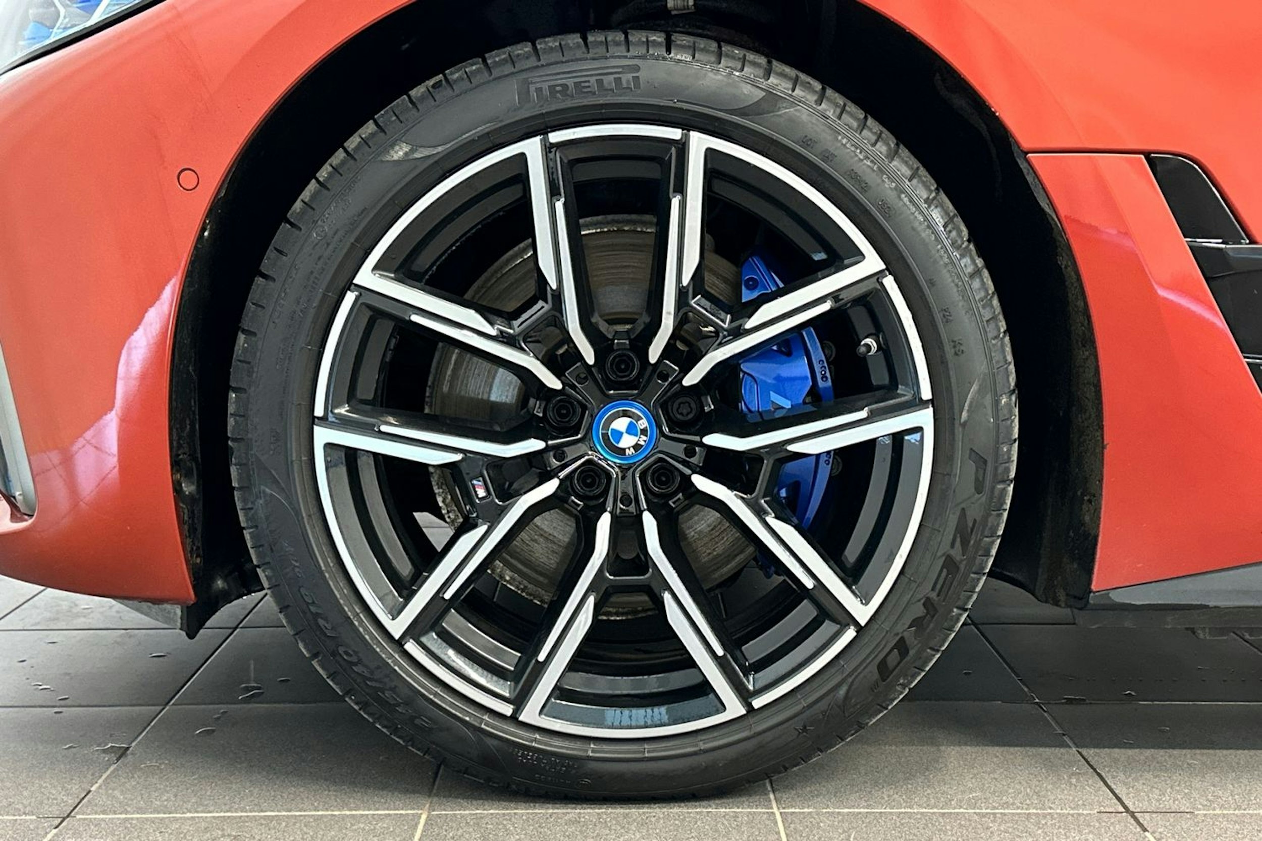 oranssi BMW i4 2024 kuva 11.