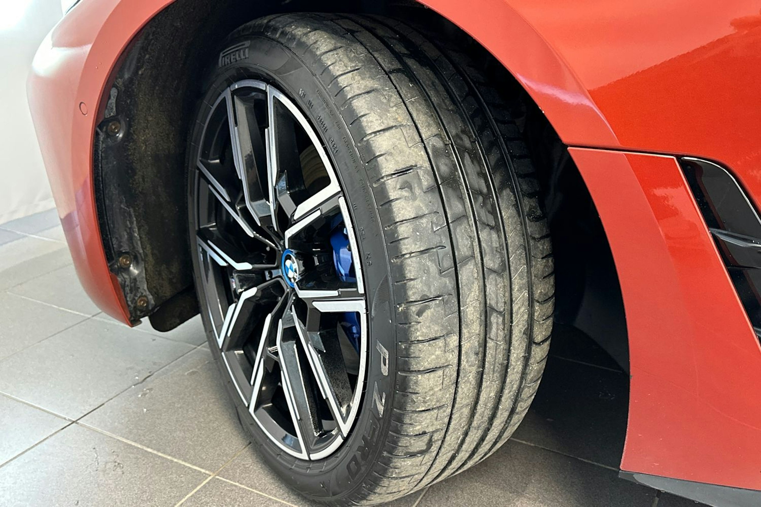 oranssi BMW i4 2024 kuva 13.