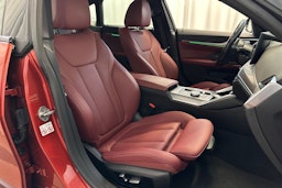 oranssi BMW i4 2024 kuva 16.