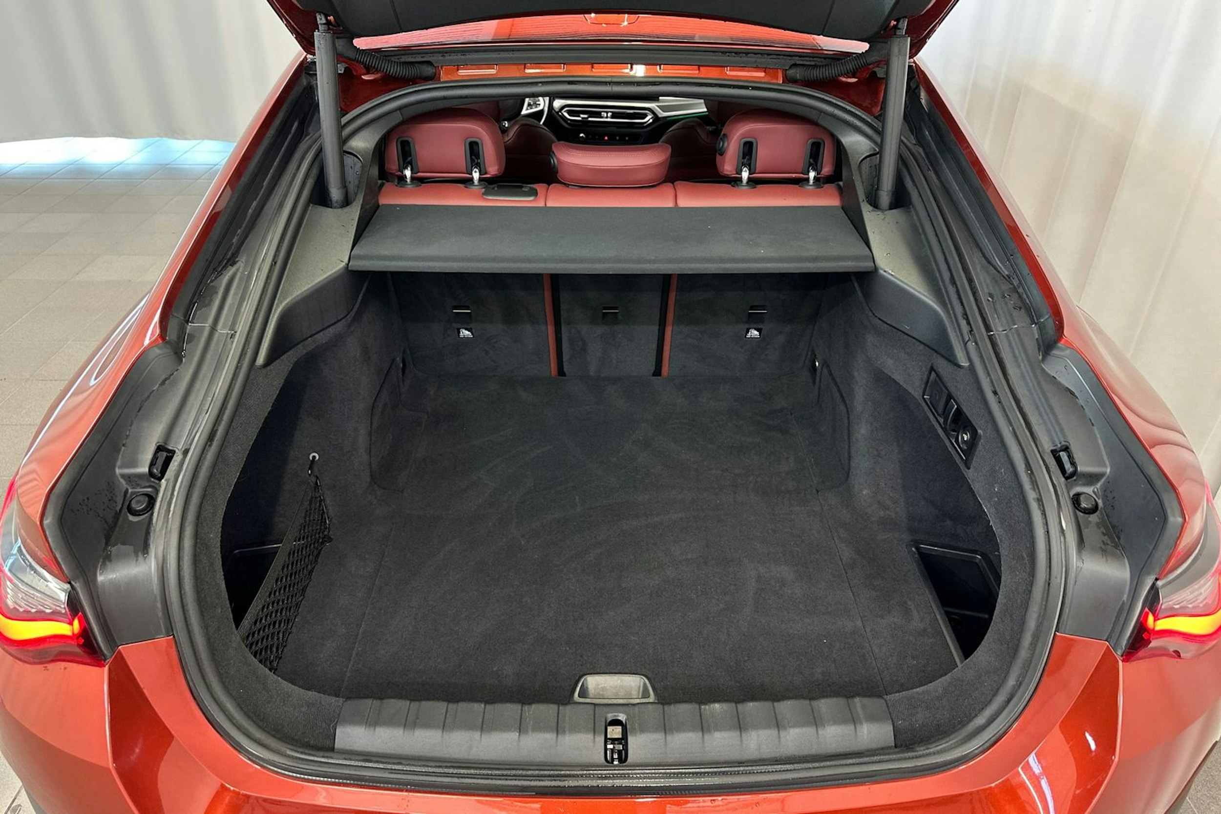 oranssi BMW i4 2024 kuva 17.